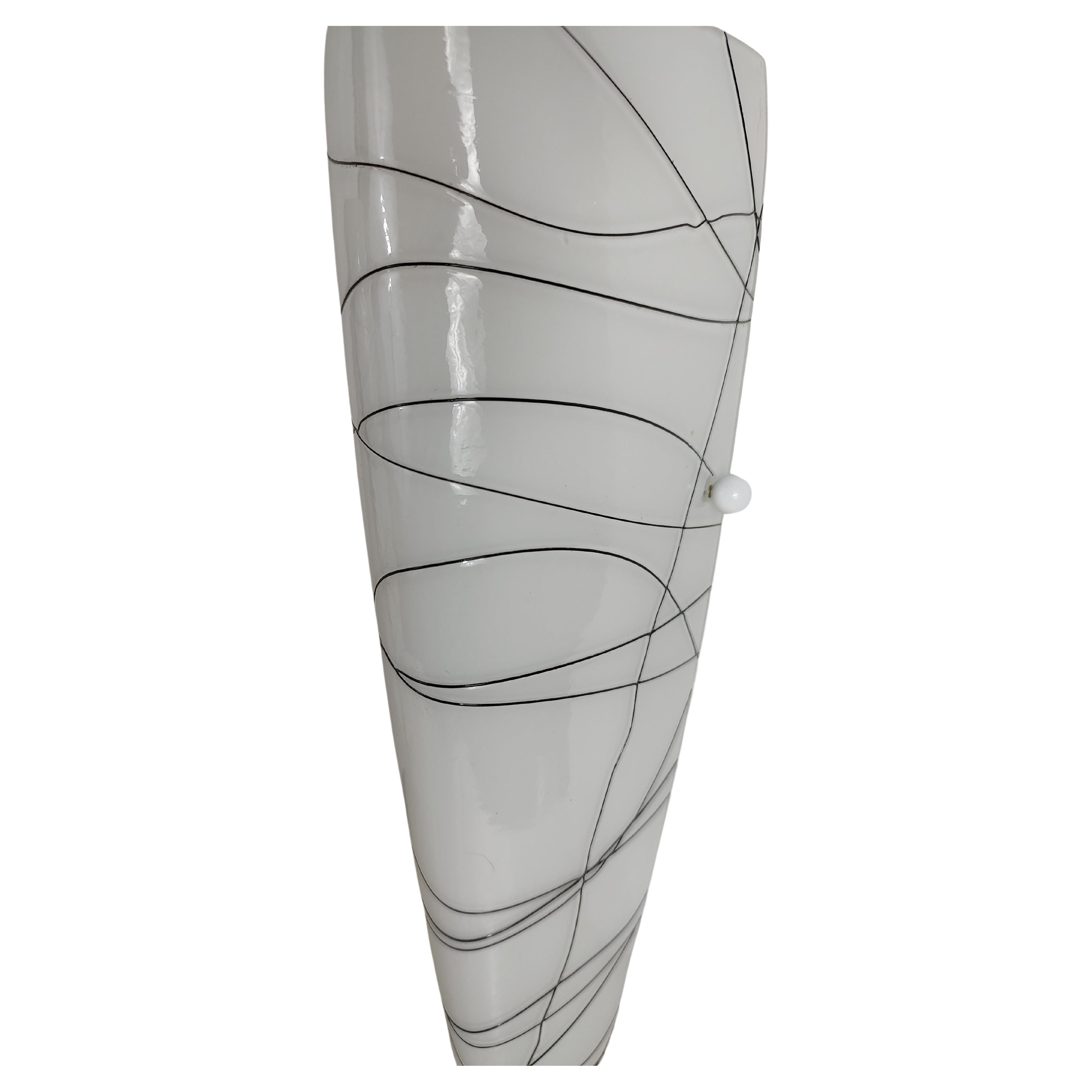 Fabuleux et abondants (9 disponibles), uniques, soufflés et décorés à la main. Nouveau vieux stock, chaque applique est un peu différente en raison d'être fait à la main. Verre de lait épais avec des décorations abstraites noires. Doubles prises