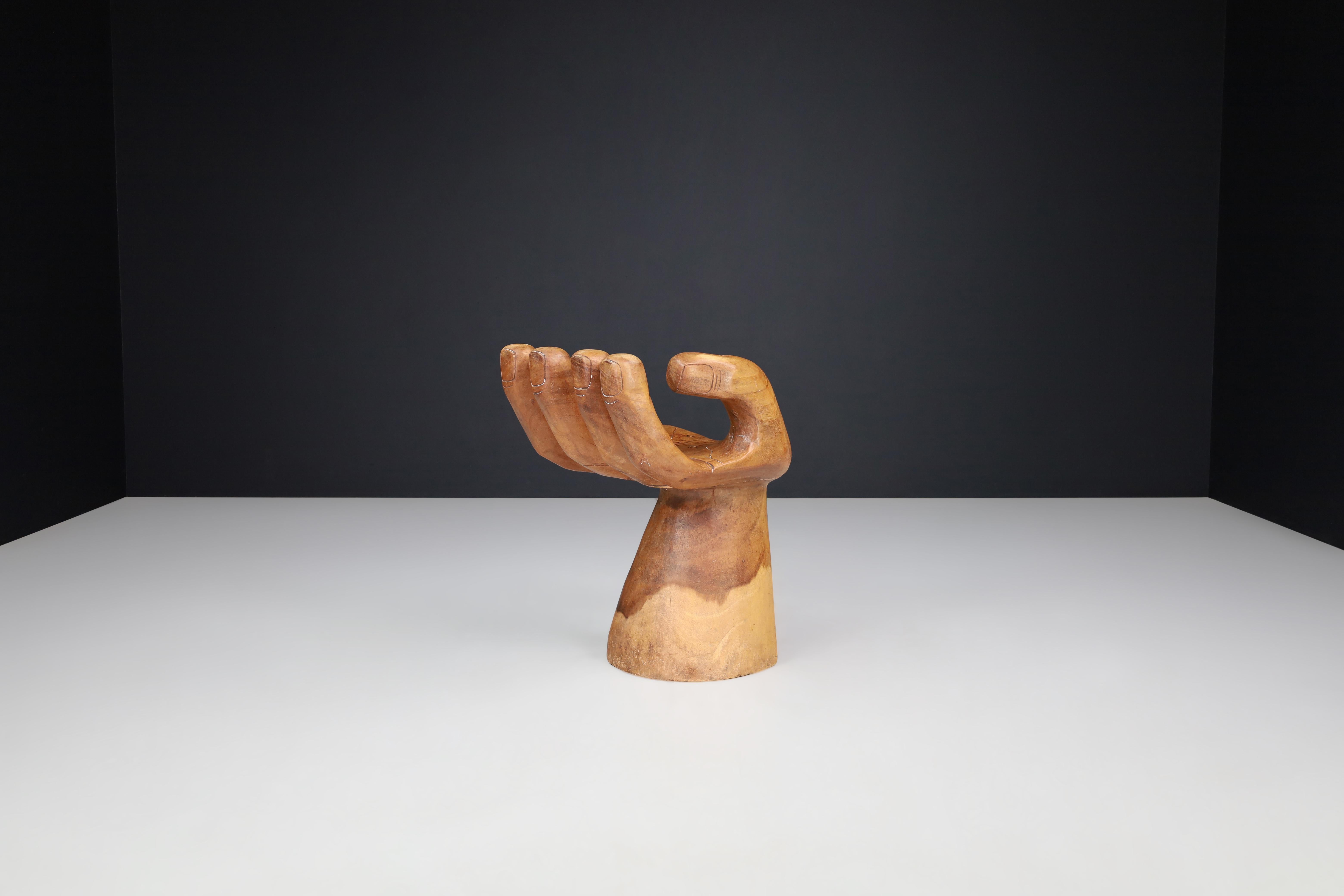 Sedia a mano scultorea moderna di metà secolo nello stile di Pedro Friedeberg, anni '70

Esempio accattivante del surrealismo della Modernità del Mid-Century, questa sedia a mano scultorea, scolpita interamente in legno massiccio, rappresenta una