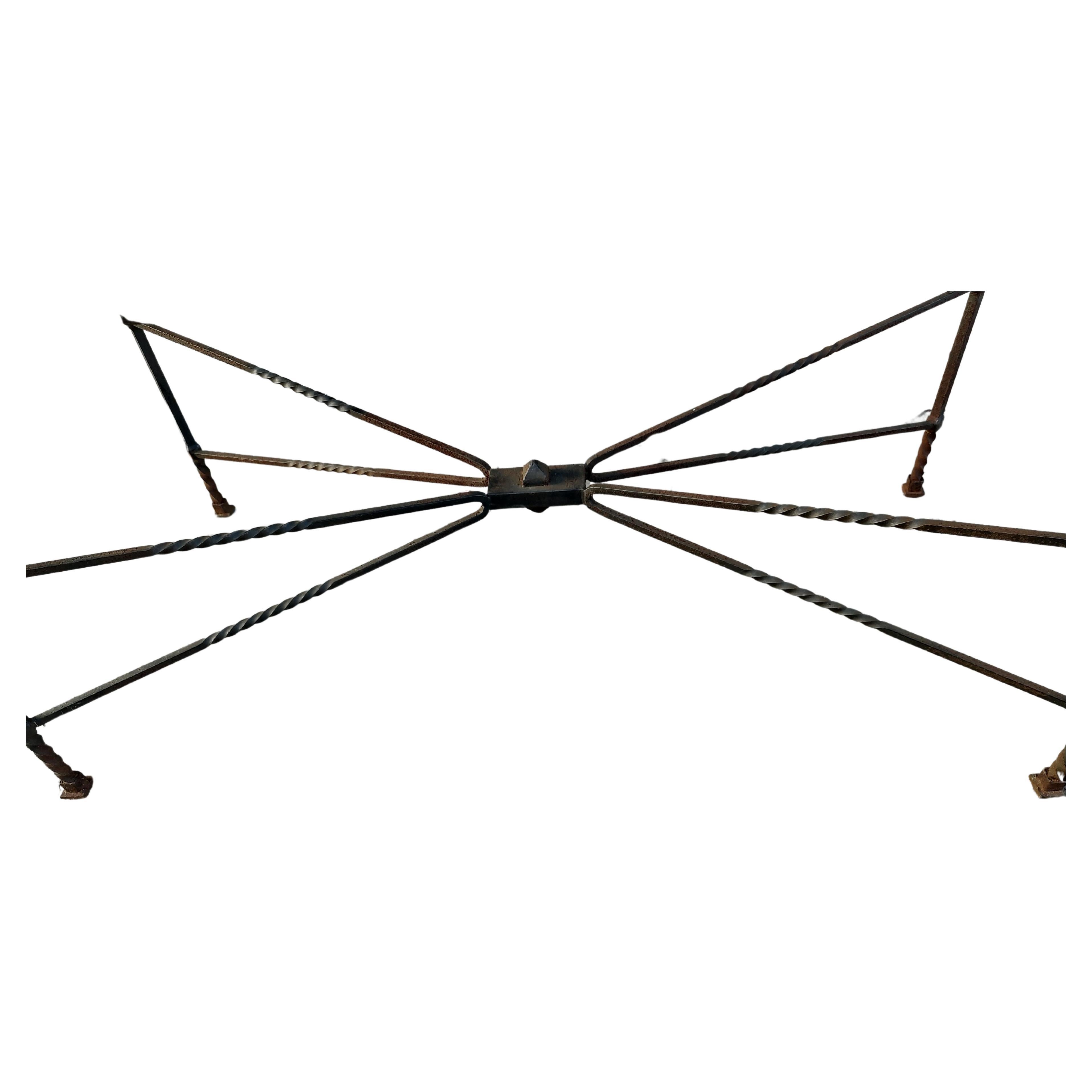 Fabuleuse table en fer forgé et soudé à la main avec plateau en verre. Un travail d'orfèvre. La base torsadée à double châssis est une œuvre d'art. Le verre est parfait. En excellent état vintage avec patine du fer.
Placez un morceau de marbre sur