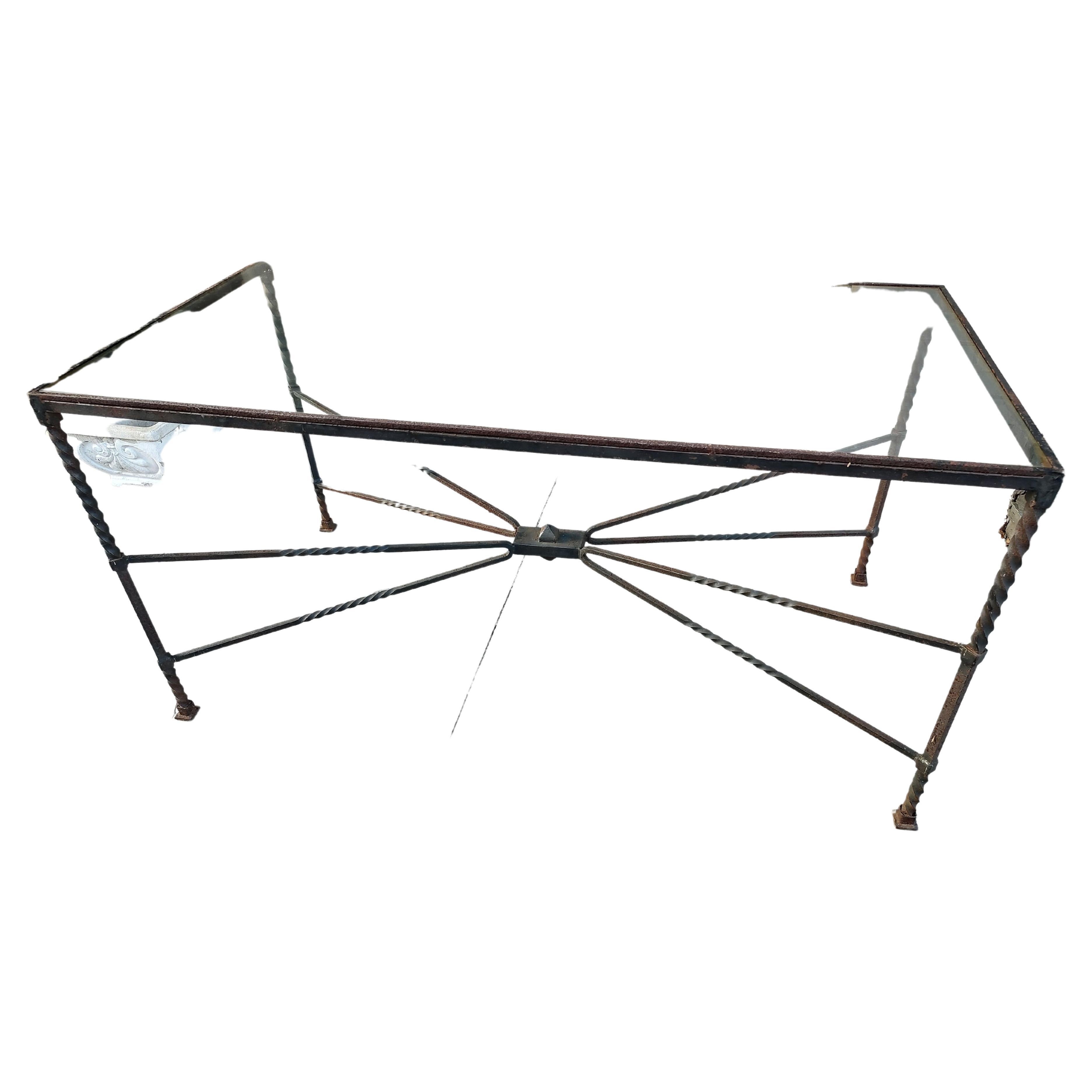 Mid-Century Modern Table en fer forgé sculpturale du milieu du siècle, pour l'intérieur et l'extérieur, avec plateau en verre en vente