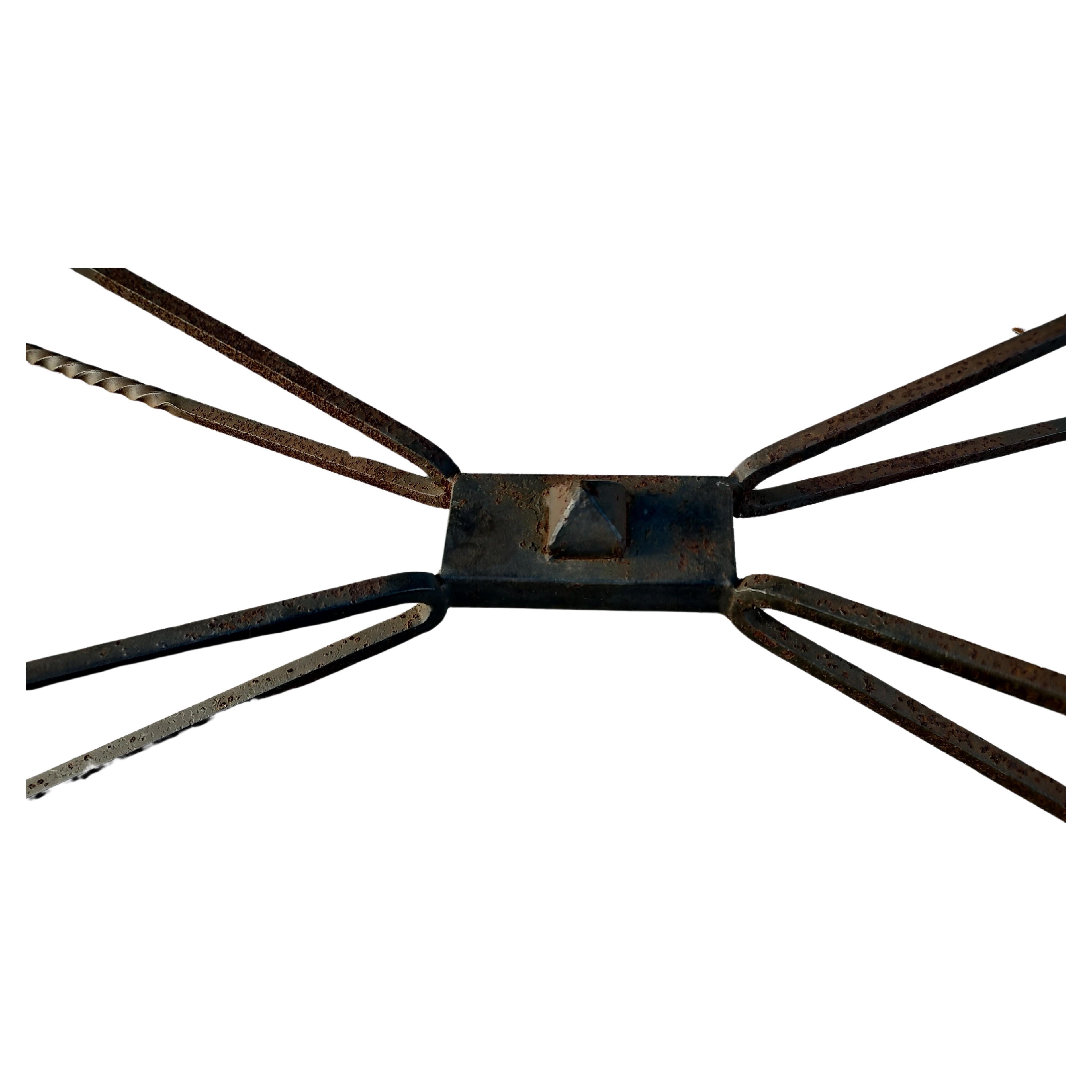 Martelé Table en fer forgé sculpturale du milieu du siècle, pour l'intérieur et l'extérieur, avec plateau en verre en vente
