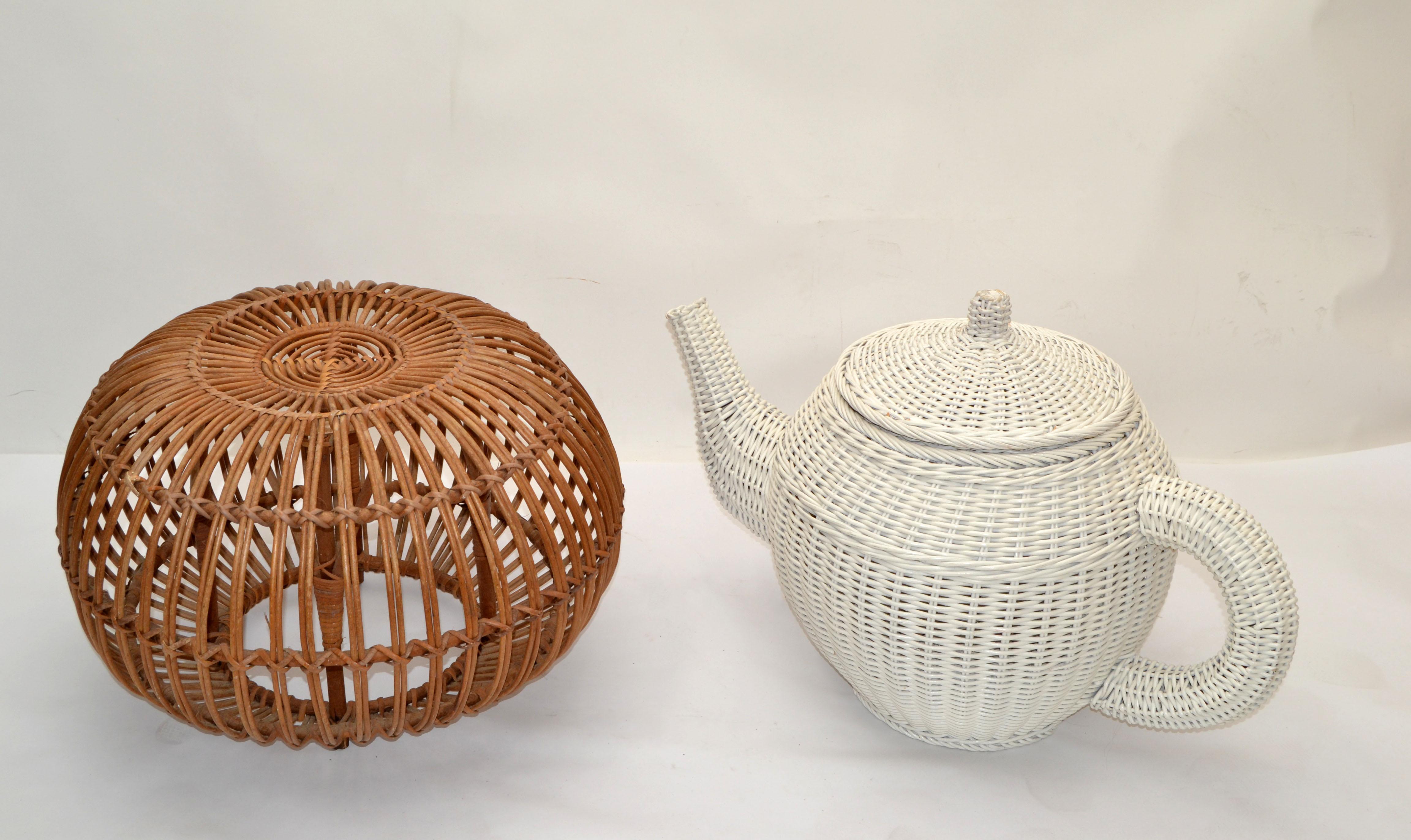 Mid-Century moderno Caffettiera scultorea in vimini e rattan, realizzata a mano in stile Mid-Century Modern, con finitura bianca in vendita