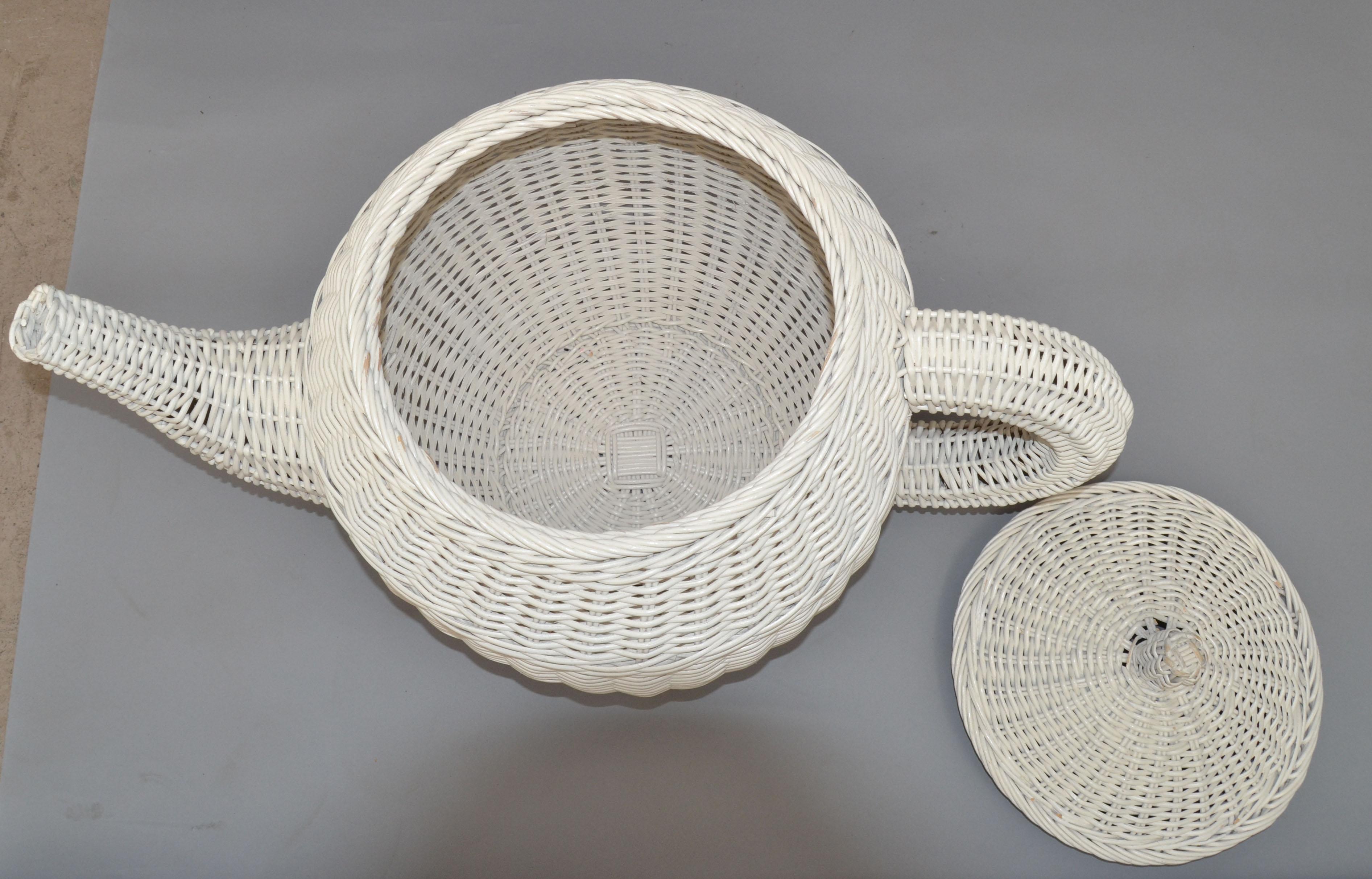 Vimini Caffettiera scultorea in vimini e rattan, realizzata a mano in stile Mid-Century Modern, con finitura bianca in vendita
