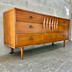 Comò a nove cassetti in stile Arlecchino, scultoreo, in stile Mid-Century Modern. Circa anni '60.