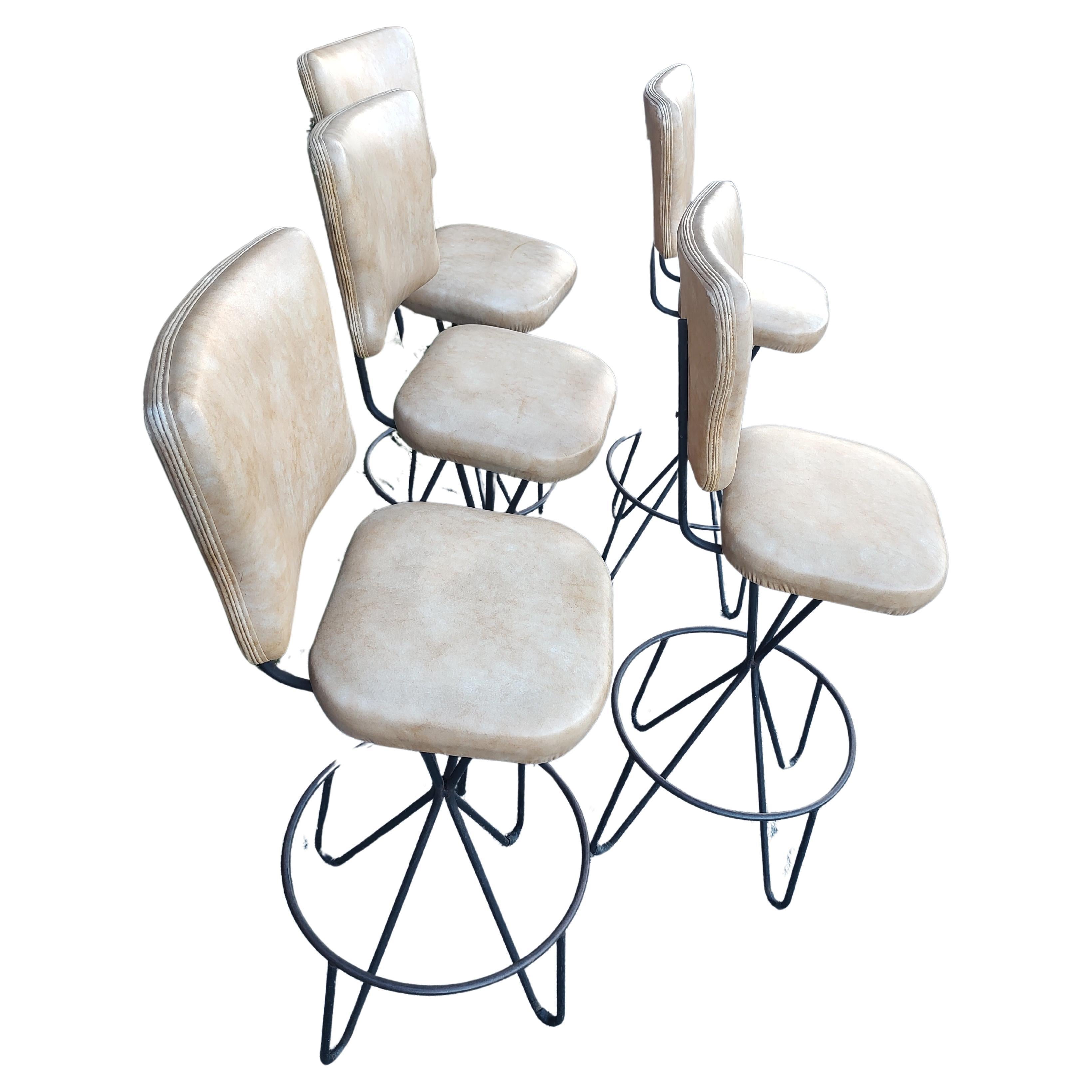 Skulpturale Barhocker aus Eisen mit drehbarer Haarnadel von Paul Tuttle, Moderne der Mitte des Jahrhunderts (Naugahyde) im Angebot