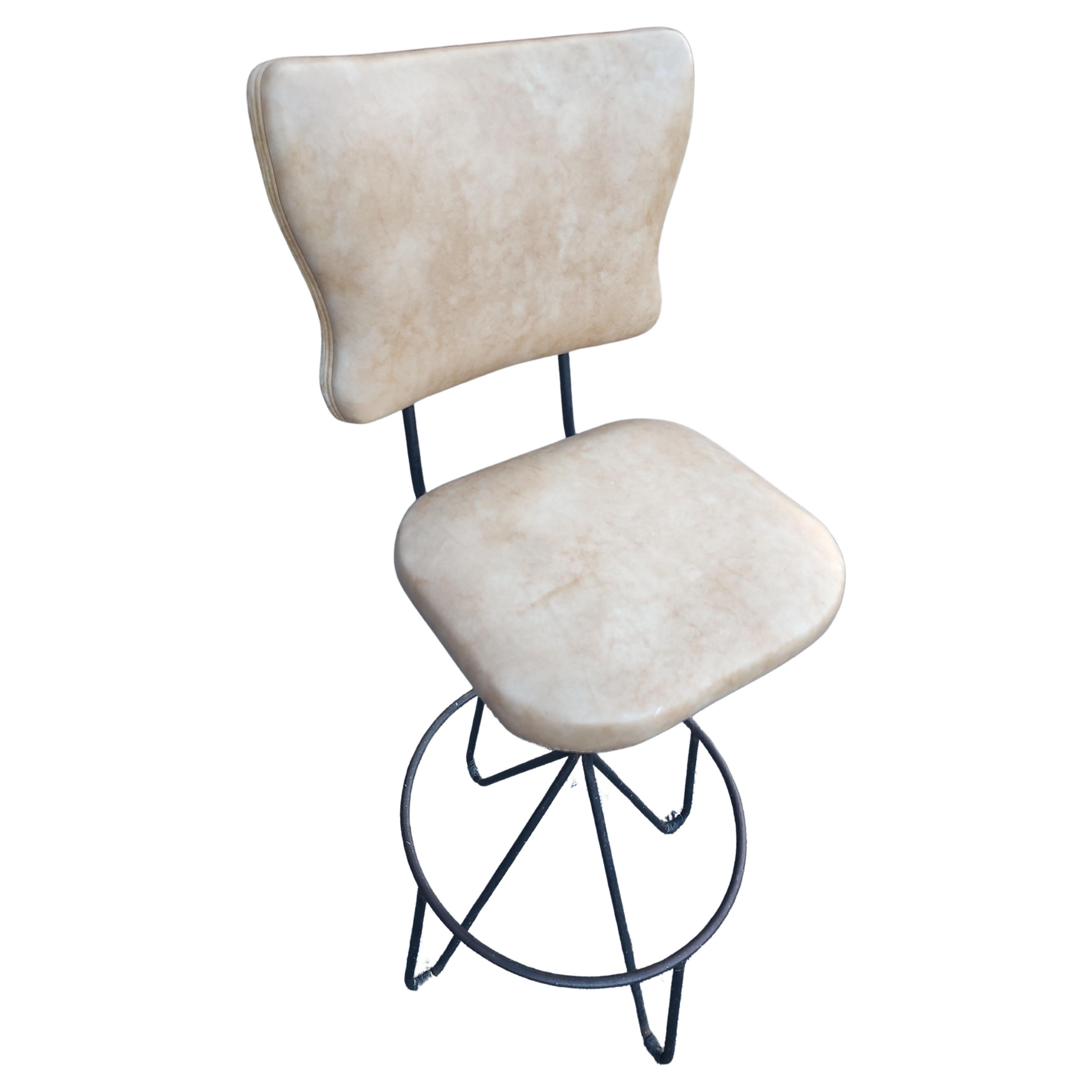 Skulpturale Barhocker aus Eisen mit drehbarer Haarnadel von Paul Tuttle, Moderne der Mitte des Jahrhunderts im Angebot 1
