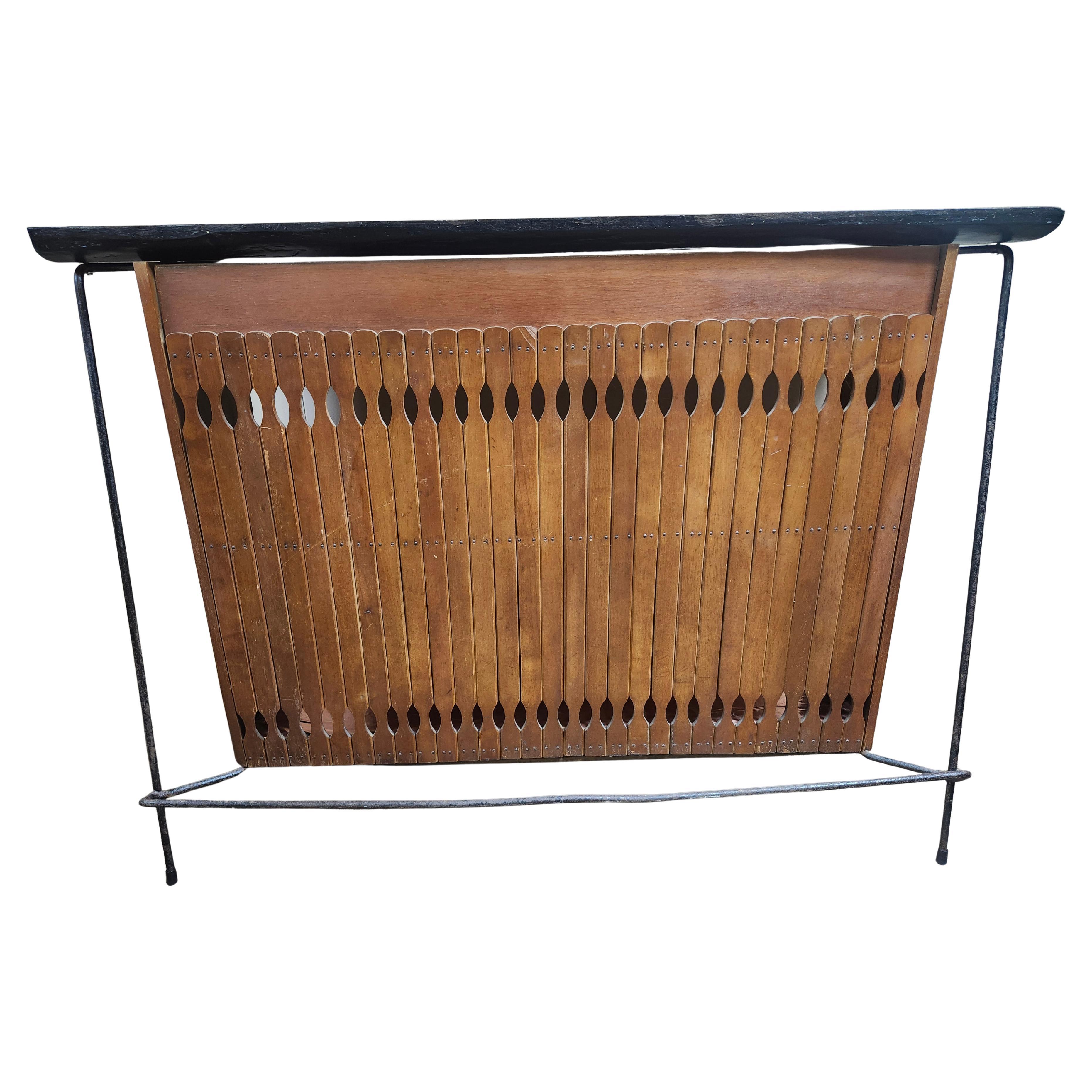 Bar sculptural en érable et fer du milieu du siècle avec étagère supérieure à bord vif C1960 en vente