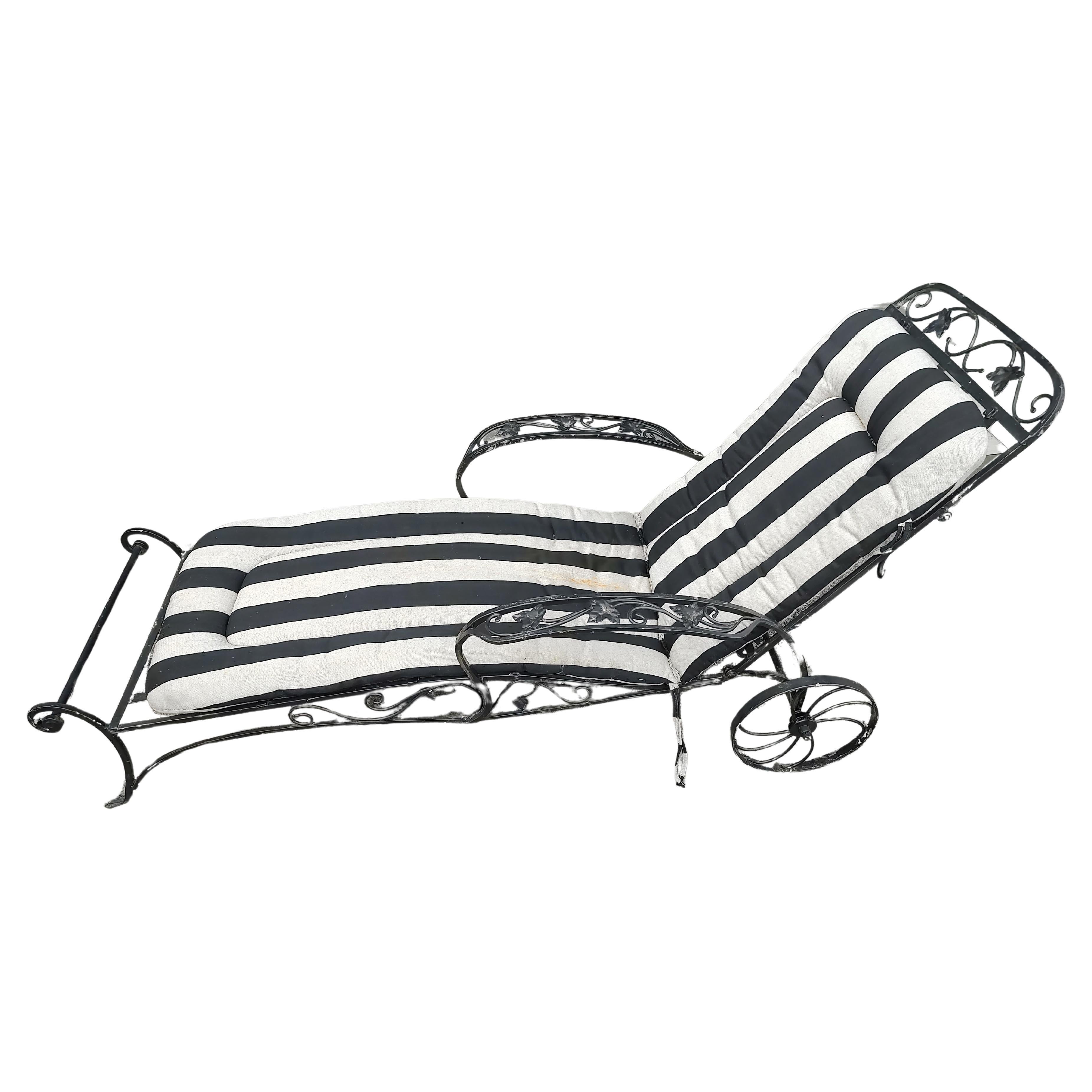 Mid-Century Modern Sculptural Iron Outdoor Chaise Lounge Chairs by Salterini In Good Condition In Port Jervis, NY