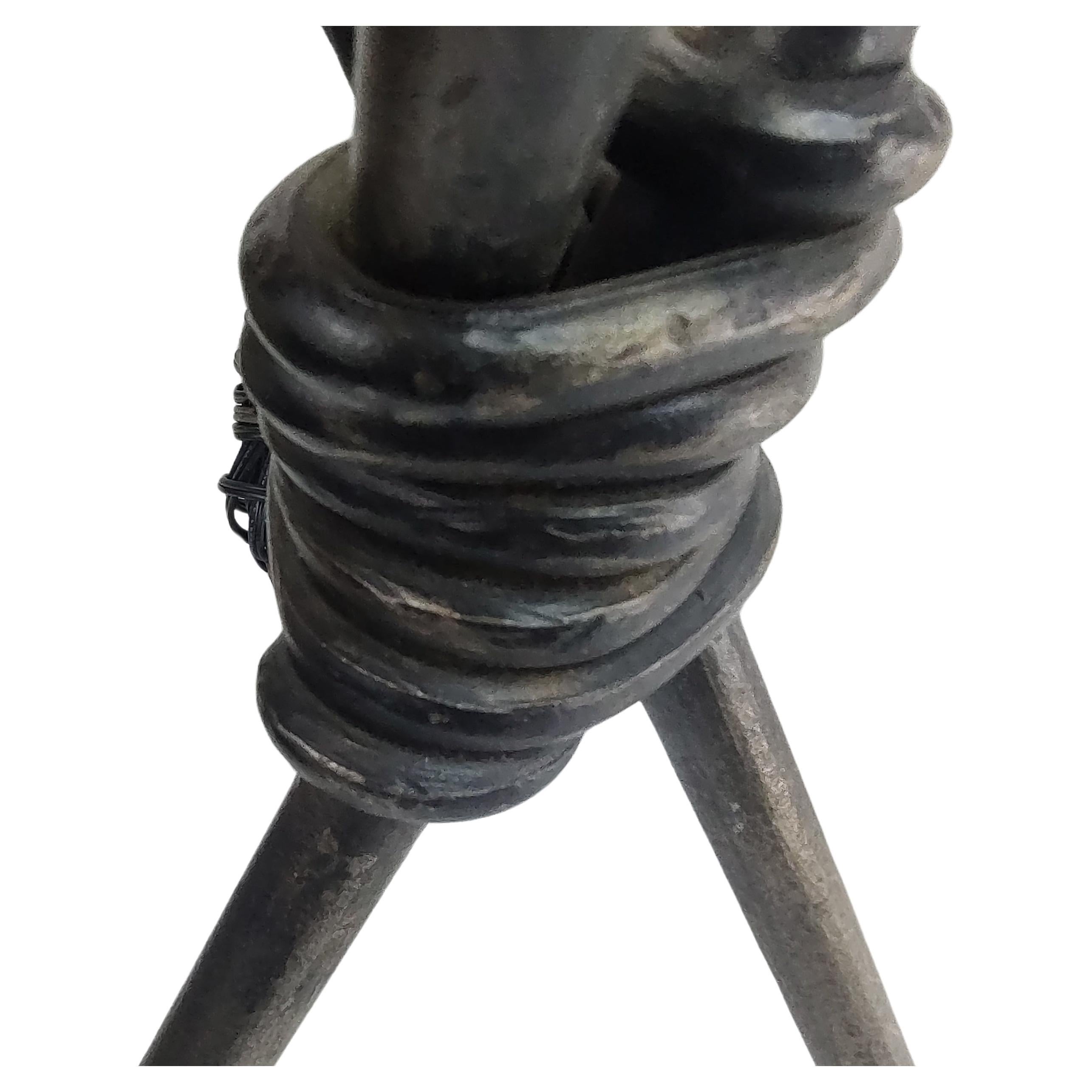 Fabulous Paar Mid Century Modern Sculptural Brutalist Eisen Tischlampen mit einem einfachen geraden nach vorne Dreibein-Konfiguration in der Mitte gewickelt. Pod-Füße für Stabilität. Handgefertigt in einer Werkstatt. 24,5 bis zur Oberkante des