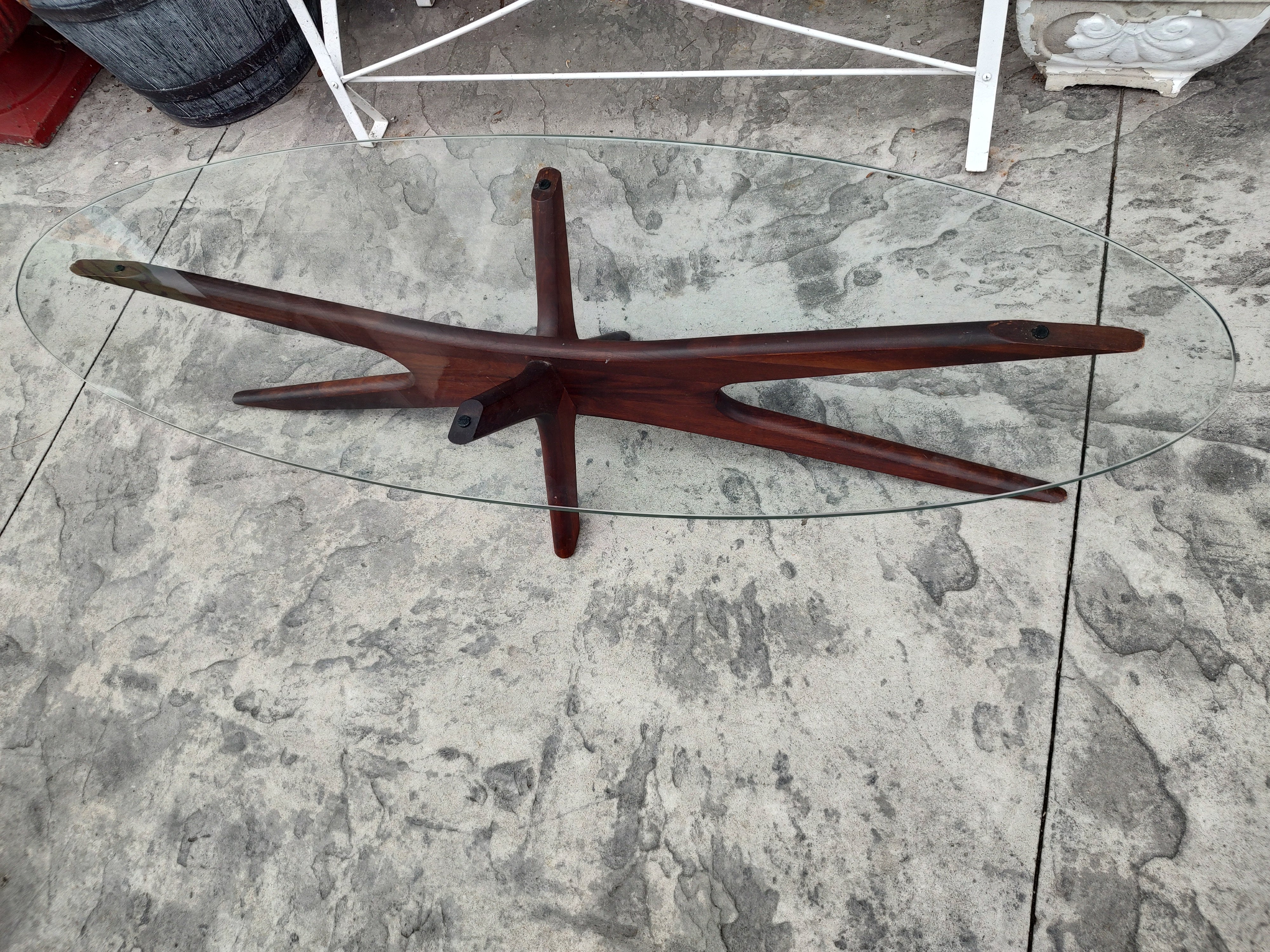 Fabulosa mesa de cóctel Sculptural Jacks, de Adrian Pearsall. Mesa de nogal de C1965 con acabado original y muy ajustado. El vaso ovalado es perfecto. El cristal no apareció después de la compra de fotos.
