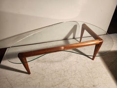 Cristal escultórico de mediados de siglo con forma de riñón y base minimalista de nogal