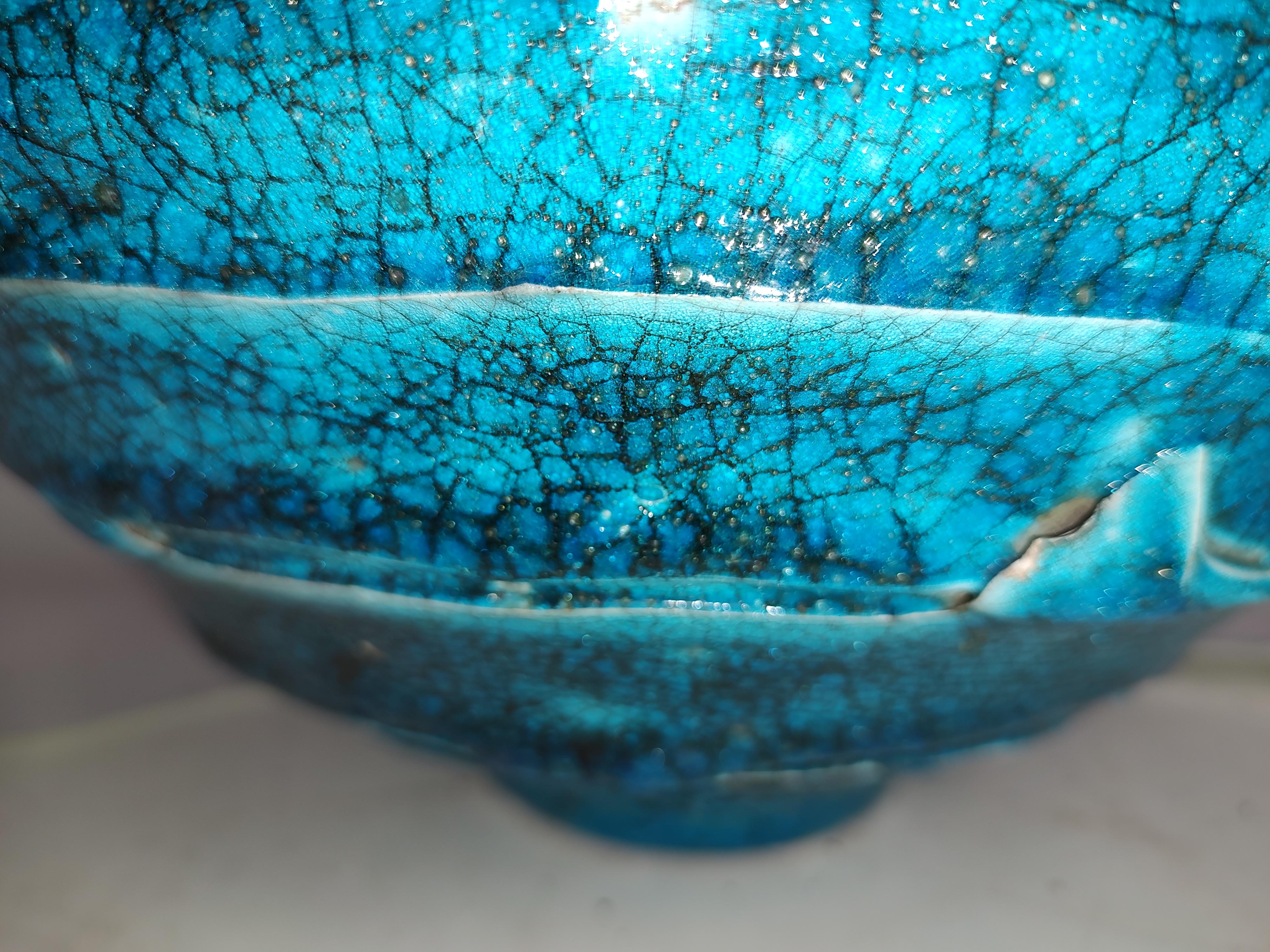 Fait main Grand bol sculptural moderne du milieu du siècle dernier en poterie d'art bleu turquoise en vente