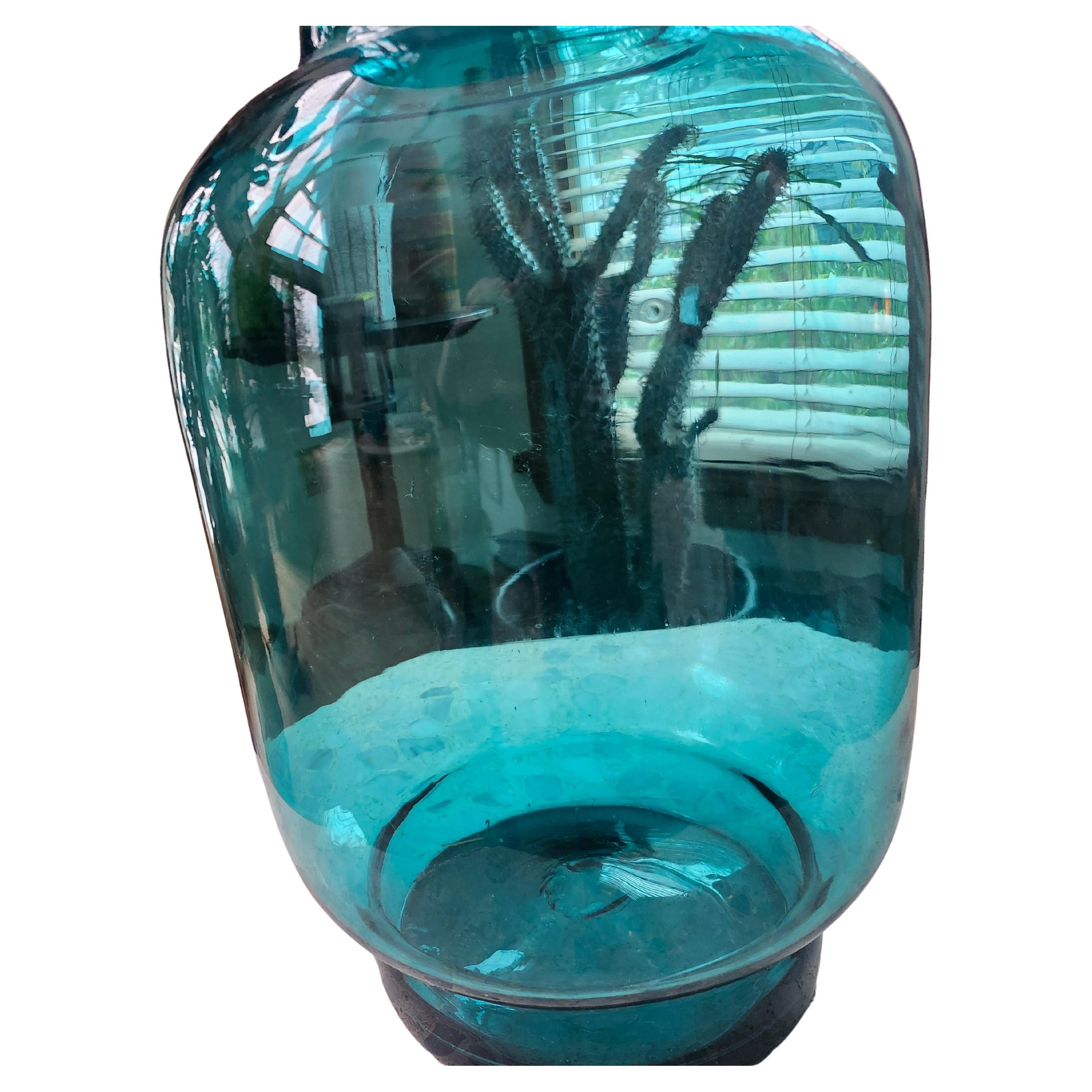 Très grand vase bleu (19,75 H x 8,75 dia) en forme de bouteille, fait à la main par Blenko Glass co.
L'artiste/concepteur serait Wayne Husted. Une belle pièce qui représente la période du milieu du siècle avec son élégance simple et délicate.
Il