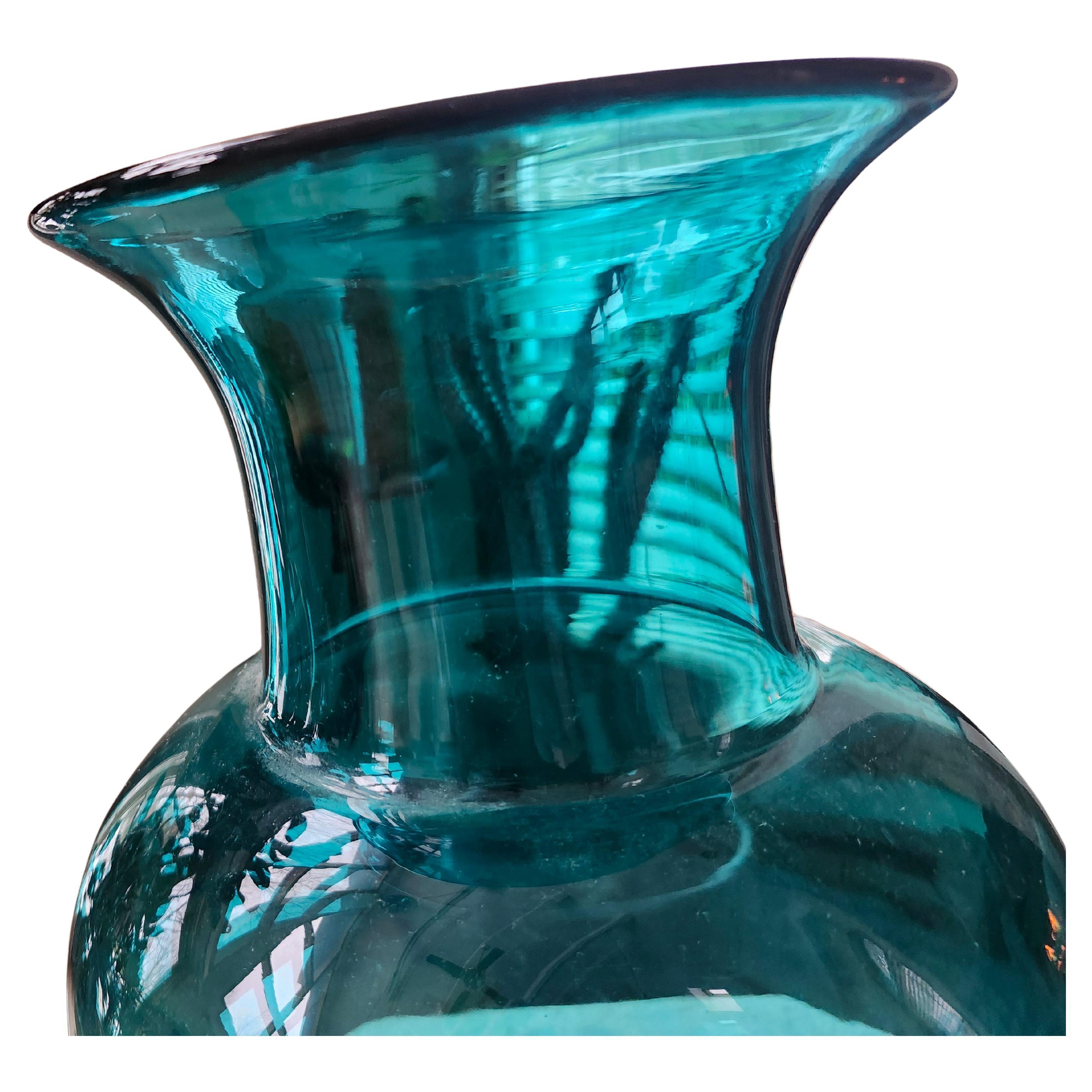 Américain Grand vase bleu sculptural du milieu du siècle par Blenko Bottle Form C1960 en vente