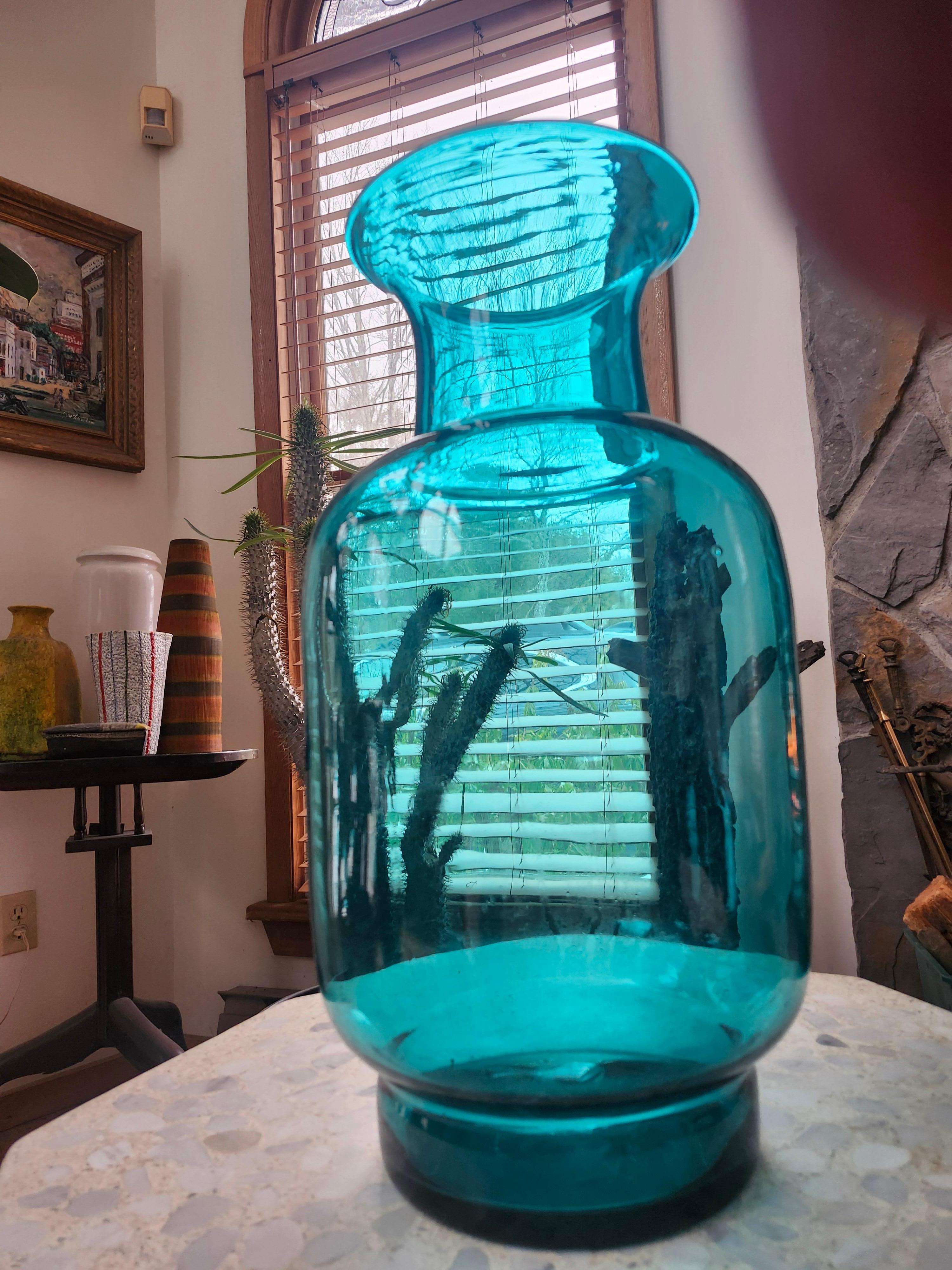 Verre Grand vase bleu sculptural du milieu du siècle par Blenko Bottle Form C1960 en vente