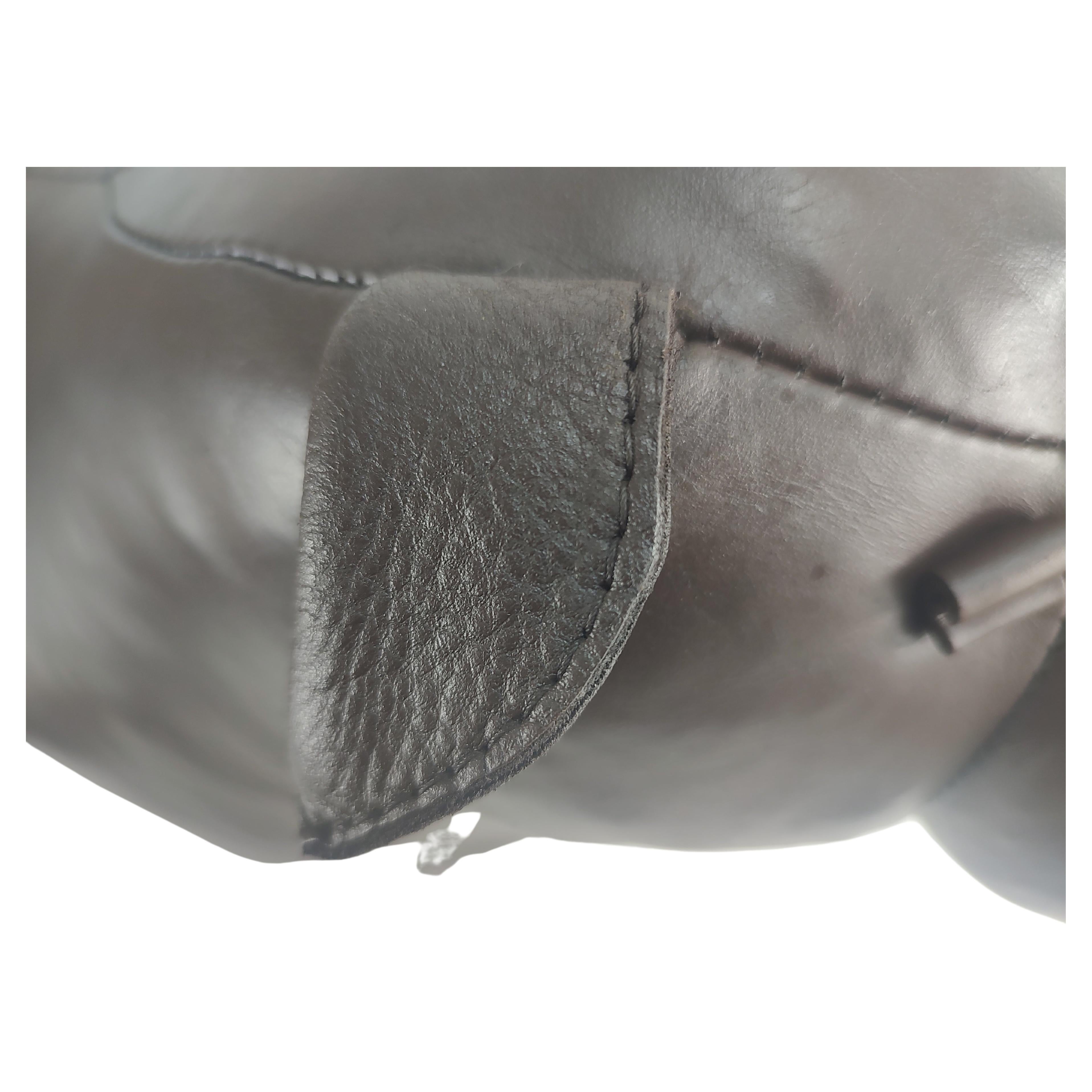 Fatto a mano Ottomana scultorea in pelle del Bulldog di Abercrombie & Fitch, metà del secolo scorso in vendita