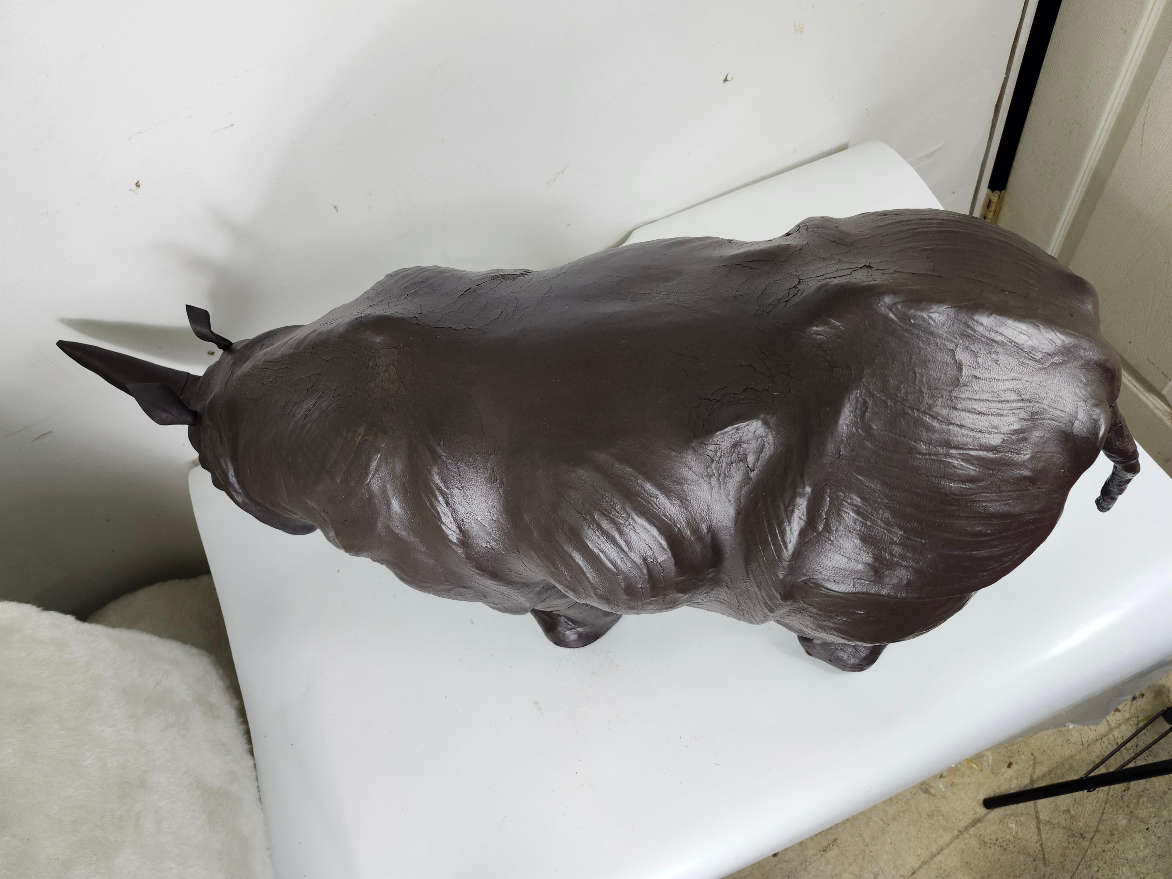 Skulpturale Nashorn-Ottomane aus Leder aus der Mitte des Jahrhunderts von Abercrombie & Fitch im Angebot 7