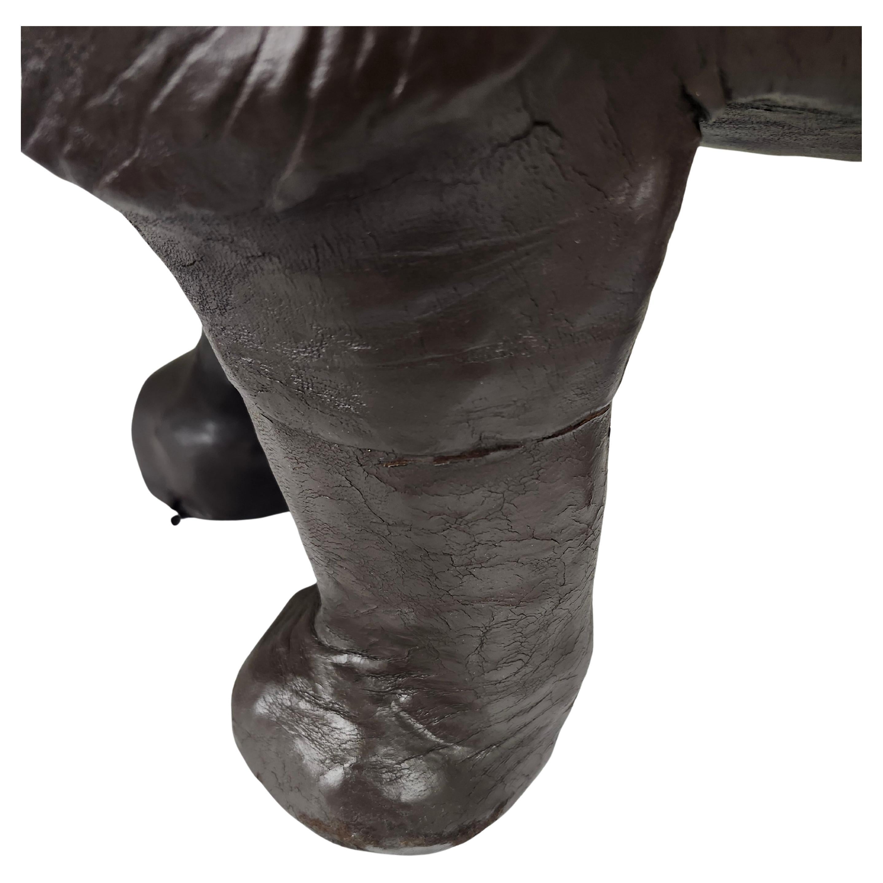 Fantastisch und eine große Größe (37 Zoll breit) Leder Rhinoceros Ottomane von Abercrombie und Fitch aus den sechziger Jahren. In sehr gutem Zustand und zeigt ein paar kleine Anzeichen von Verschleiß auf dem Nashorn. Nichts Großes, nur einige