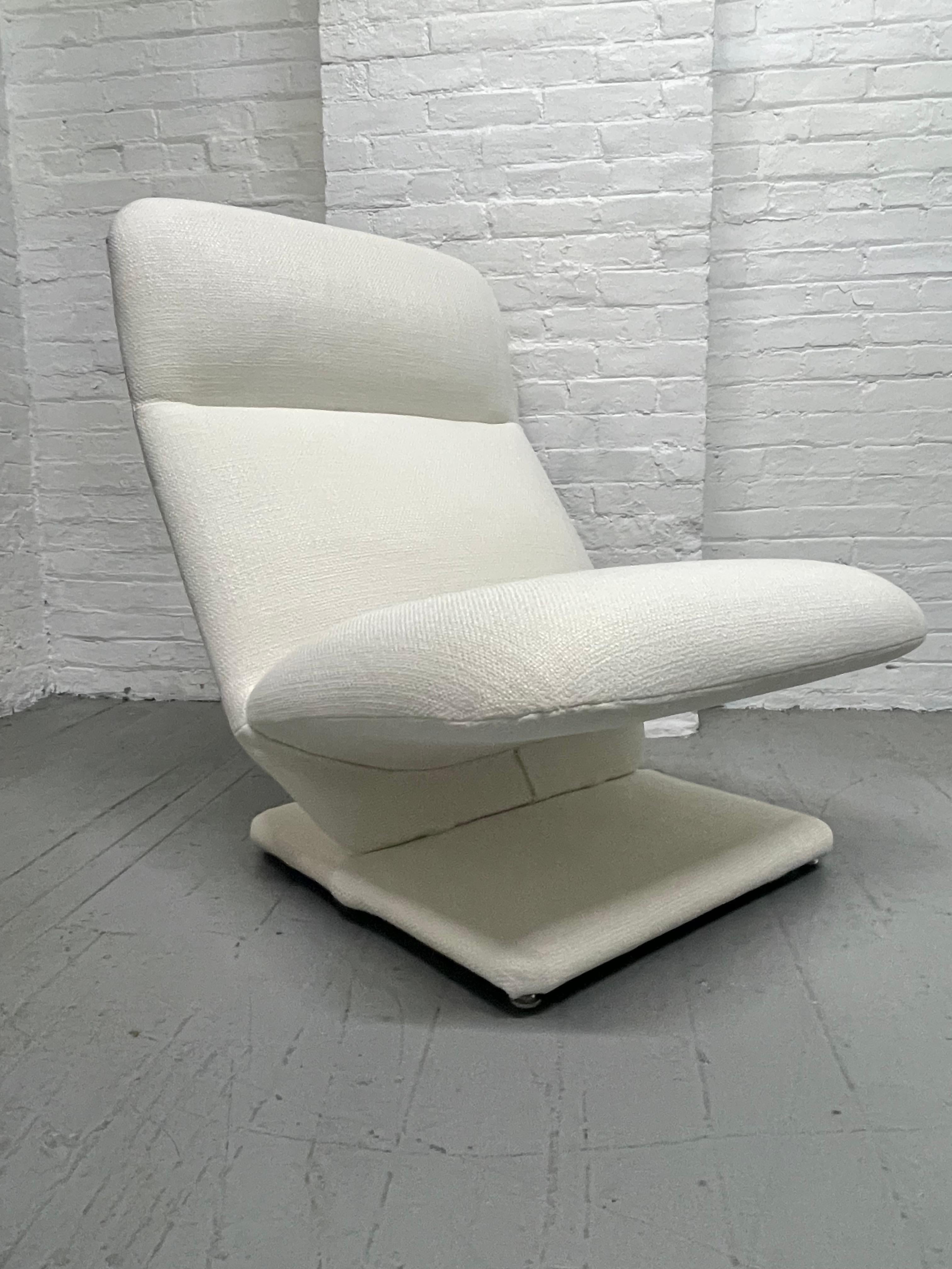 Mid-Century Modern Sculptural Lounge Chair and Matching Ottoman In Good Condition For Sale In New York, NY