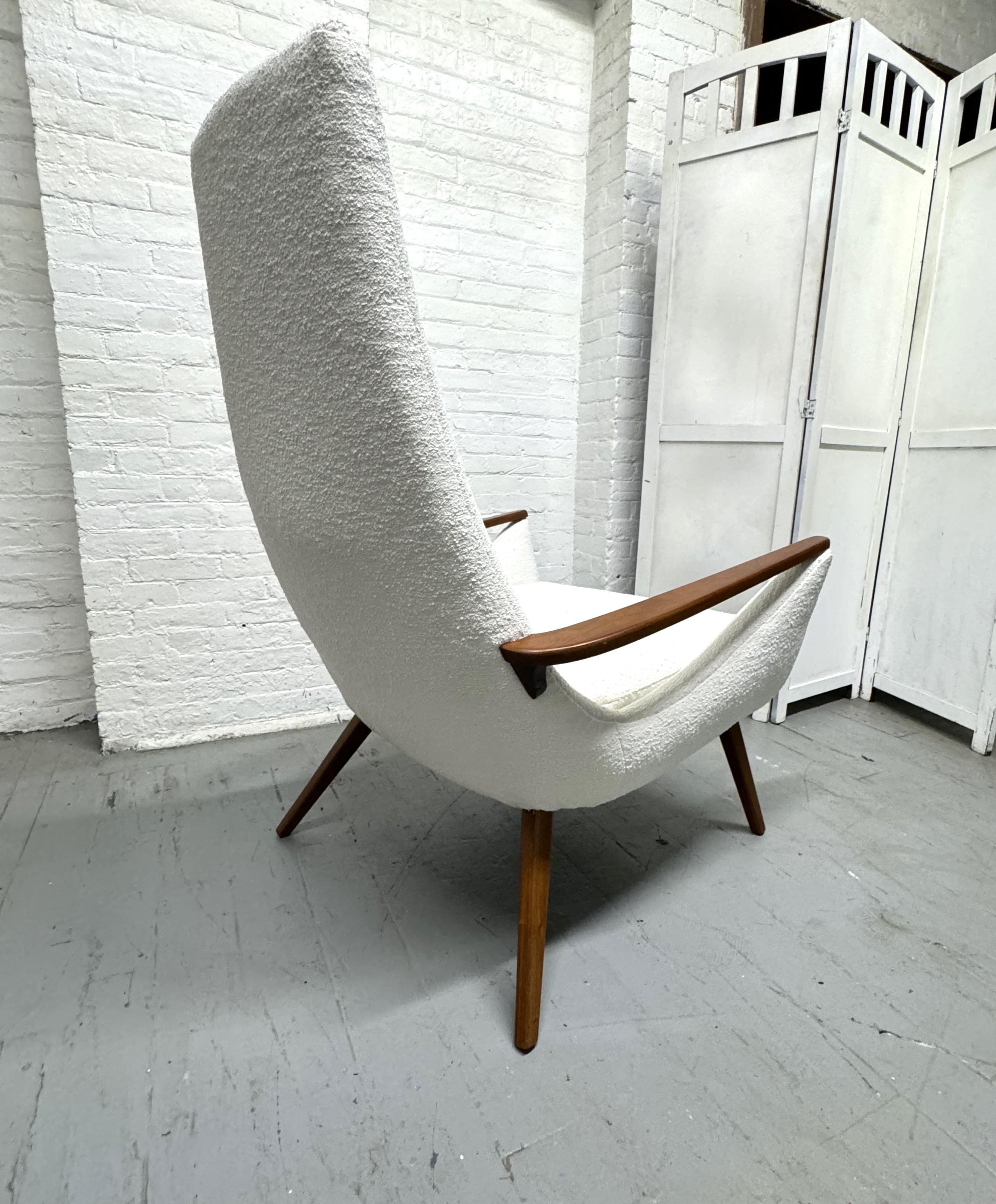 Mid Century Modern Sculptural Lounge Chair and Ottoman in Boucle In Good Condition For Sale In New York, NY