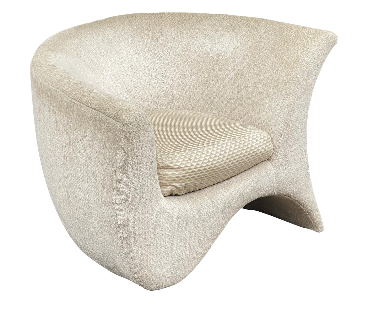 A stunning dramatic form lounge chair designed by Vladimir Kagan and produced by Directional in the 1980's. Its retains the original upholstery which needs to be recovered. Padding and foam are good. Manufacturer label.