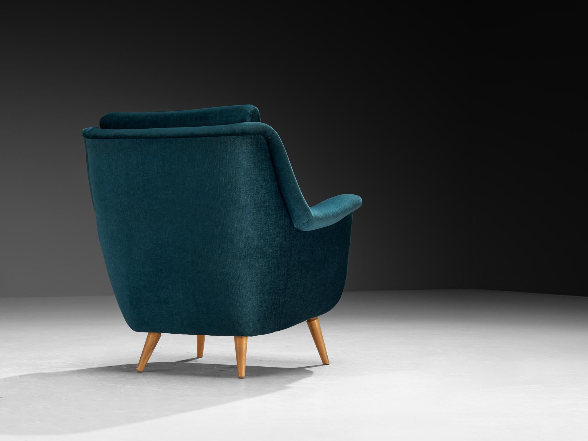 Loungesessel, Samt, Buche, Europa, 1960er Jahre

Organisch geformter Loungesessel, hergestellt in Europa in den 1960er Jahren. Dieses Stück ist fließend und bietet ein ergonomisches Sitzgefühl. Die Armlehnen heben sich sanft vom Sitz ab und