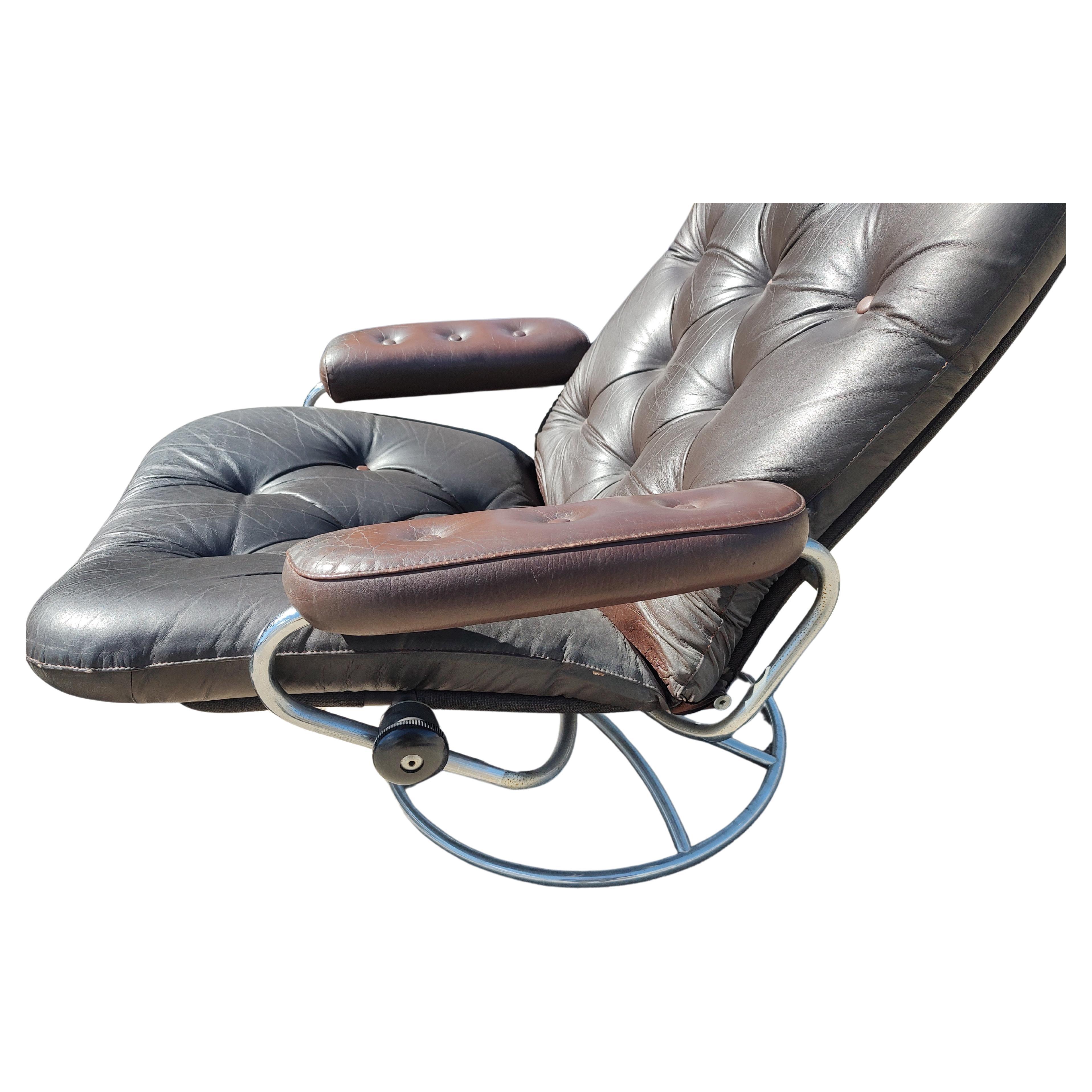 Mid Century Modern Sculptural Lounge Chairs Ekornes Stressless Norway  In Good Condition For Sale In Port Jervis, NY