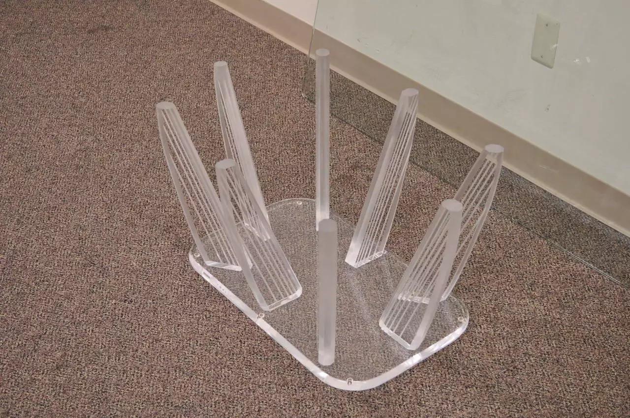 Table basse rectangulaire sculpturale en lucite et verre de style moderne du milieu du siècle dernier en vente 3