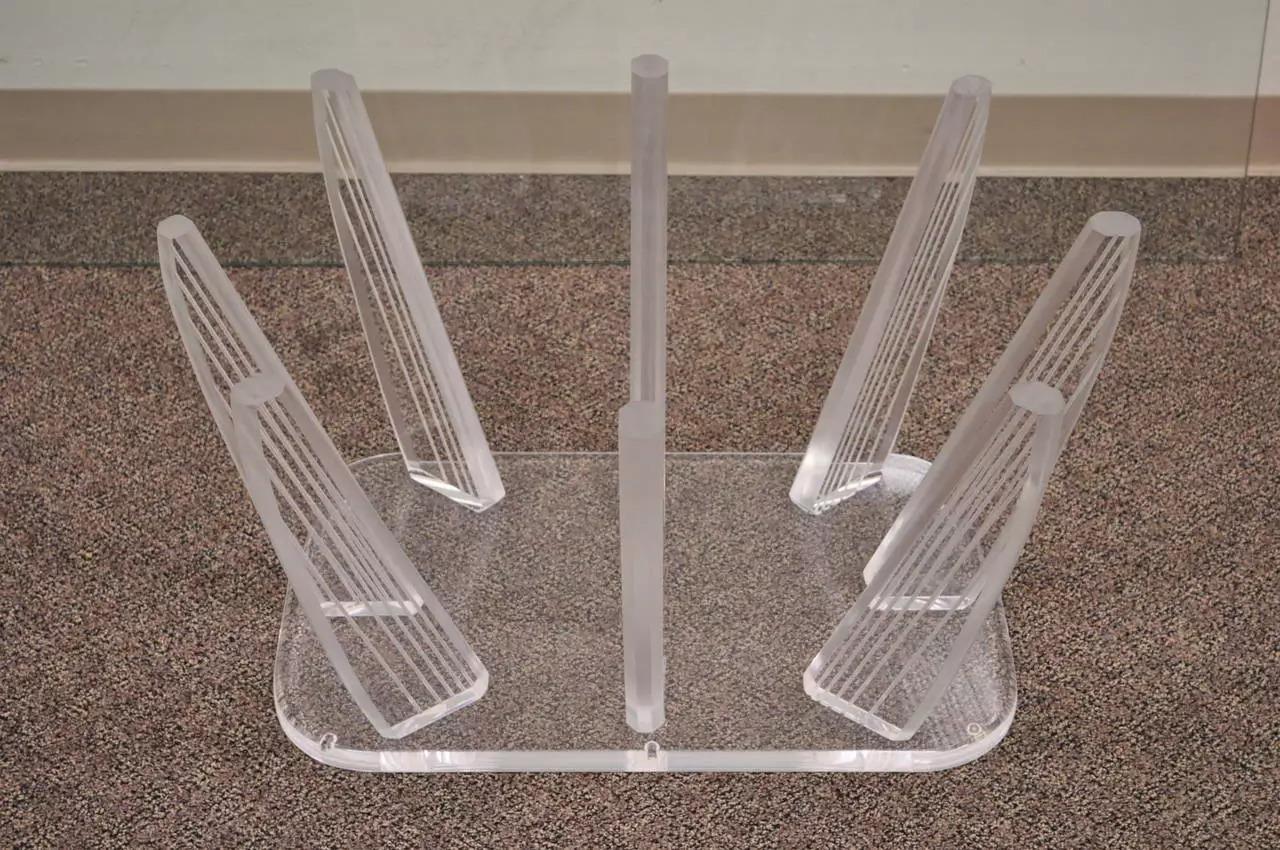 Mid-Century Modern Table basse rectangulaire sculpturale en lucite et verre de style moderne du milieu du siècle dernier en vente