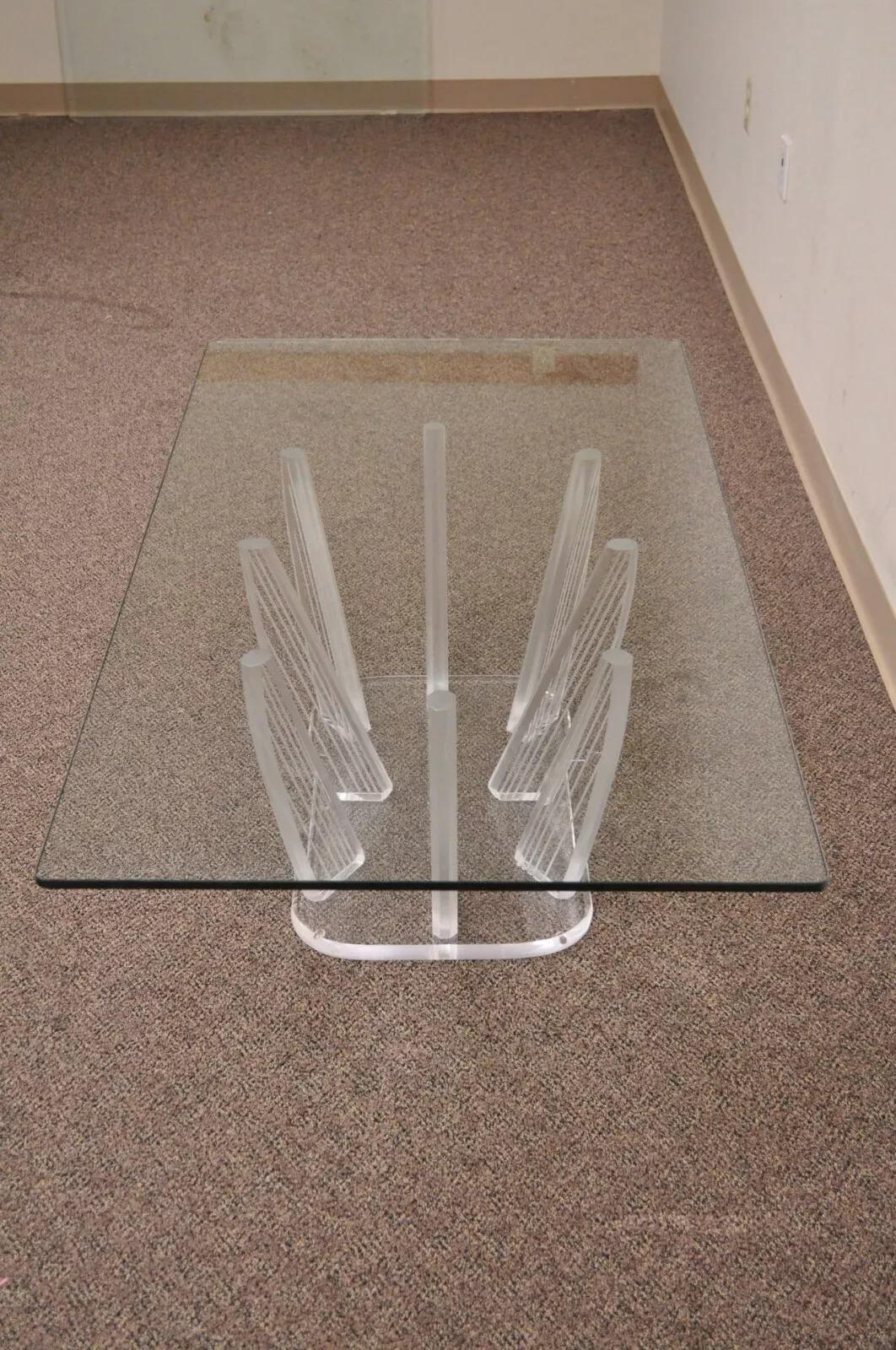 Table basse rectangulaire sculpturale en lucite et verre de style moderne du milieu du siècle dernier Bon état - En vente à Philadelphia, PA
