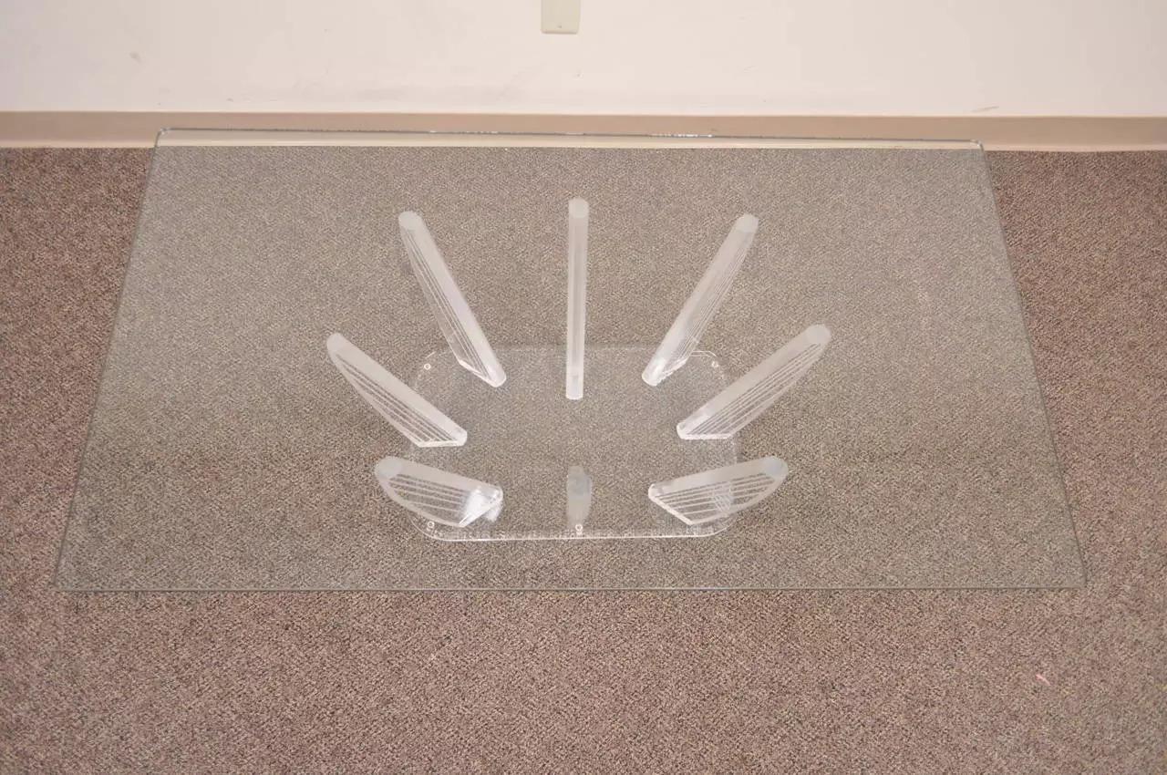 20ième siècle Table basse rectangulaire sculpturale en lucite et verre de style moderne du milieu du siècle dernier en vente