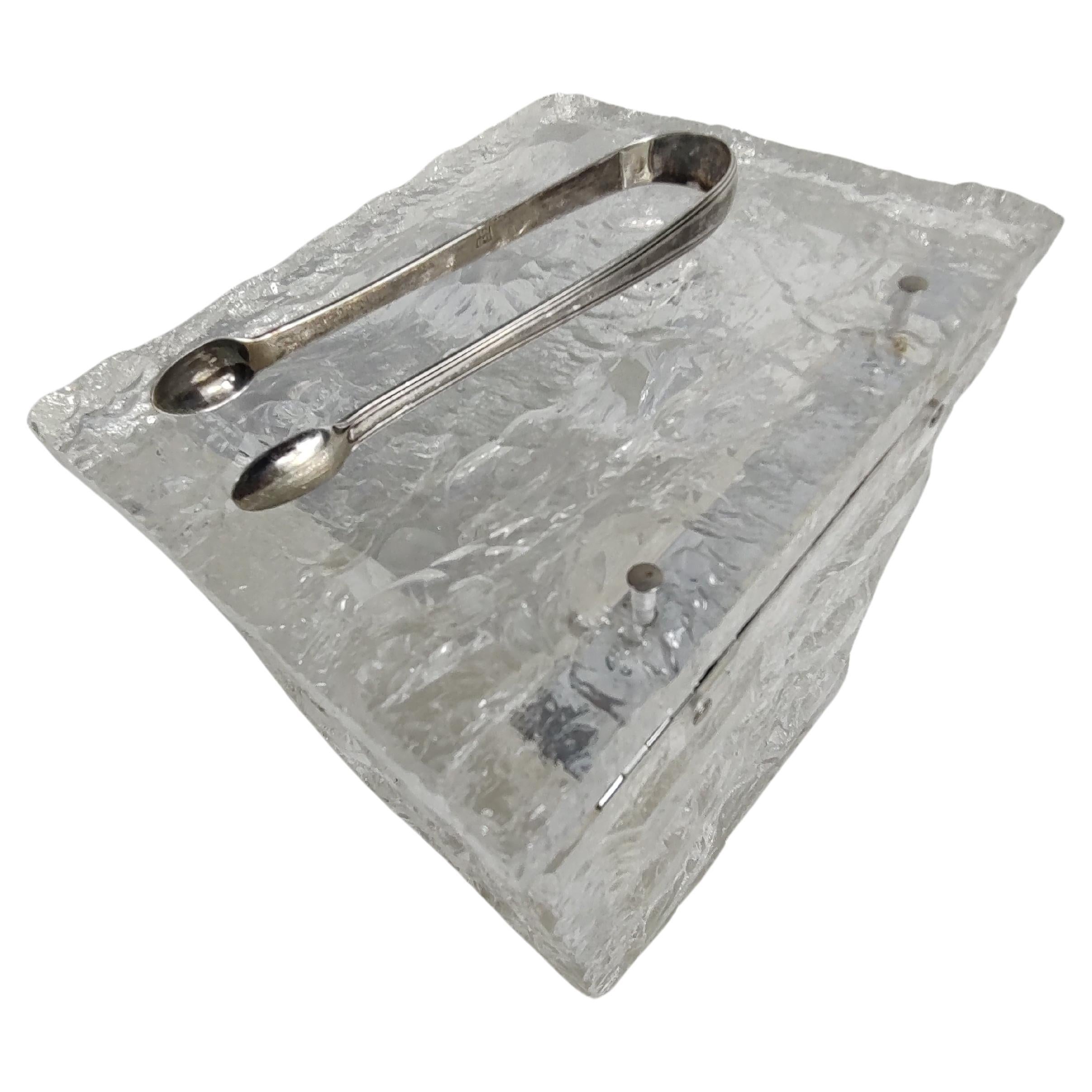 Fabelhafter Eiskübel in Form von zerstoßenem Eis, hergestellt aus Lucite und von Wilardy. Aufklappbarer Deckel. Kompakte Eiszange aus Sterlingsilber mit Punzierungen. In ausgezeichnetem Vintage-Zustand mit minimalen Gebrauchsspuren. Kann als Paket