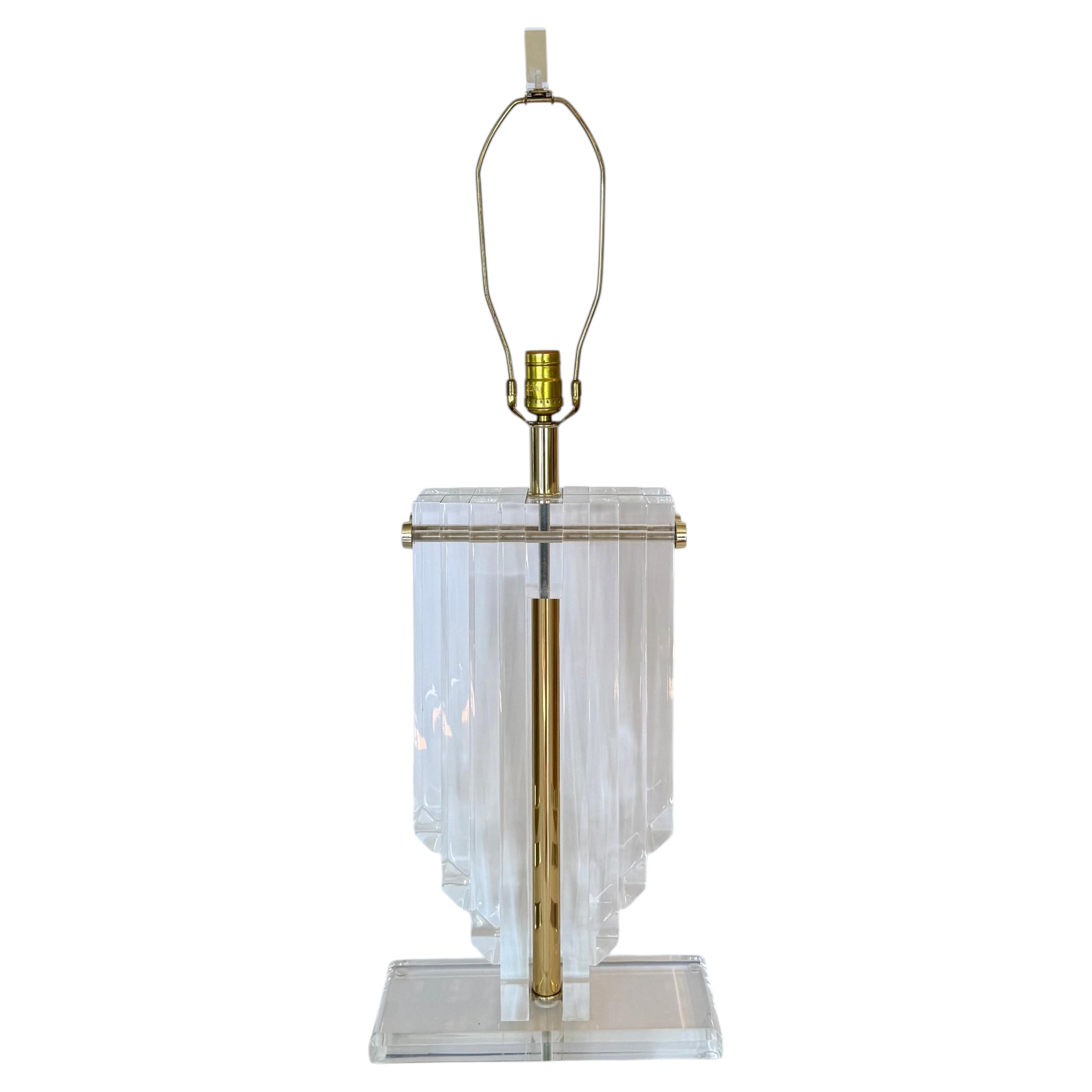 Lampe de table sculpturale « gratte-ciel » en Lucite, style Mid-Century Modern, années 1970