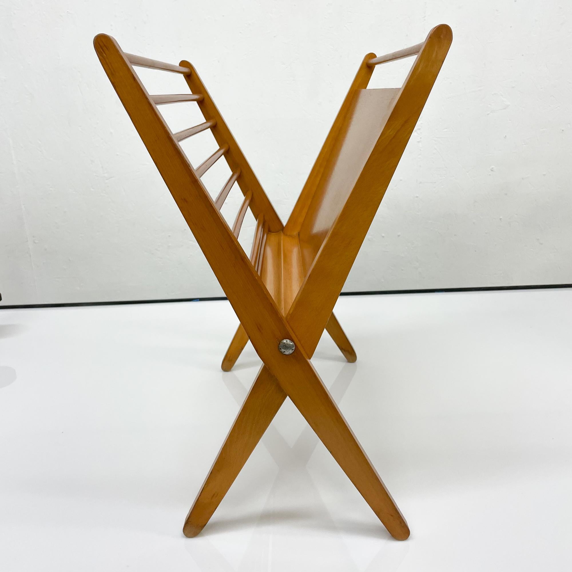 Folding Magazine Rack
a midcentury modern magazine rack or magazine holder with clean modern lines.
Made in Yugoslavia
blonde wood.
Modern design. It is foldable. Great feature for easy shipping.
Very good vintage unrestored condition. Very clean.