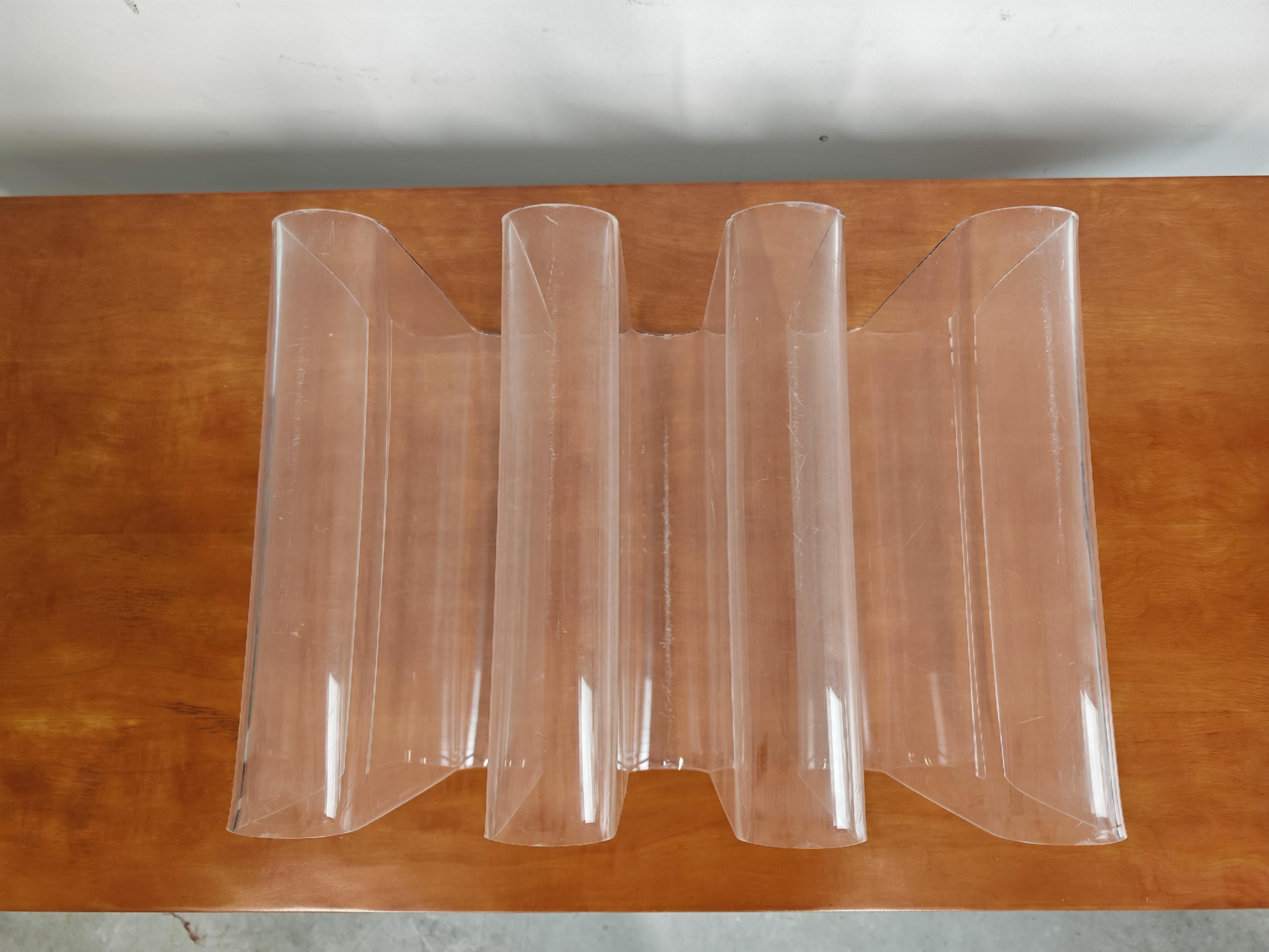 Porte-revues sculptural en plexi, Italie, années 1970 en vente 3