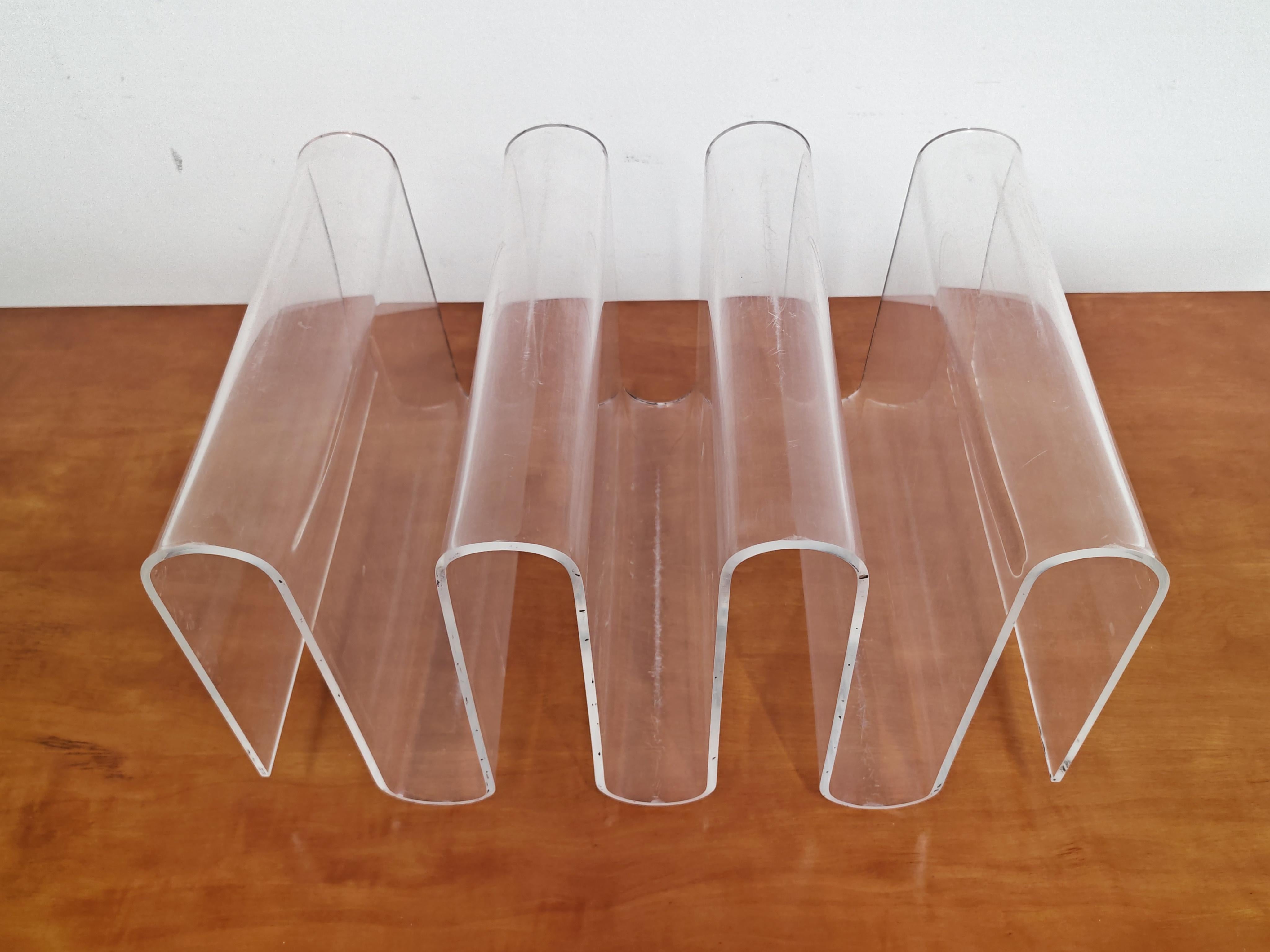 Porte-revues sculptural en plexi, Italie, années 1970 en vente 4