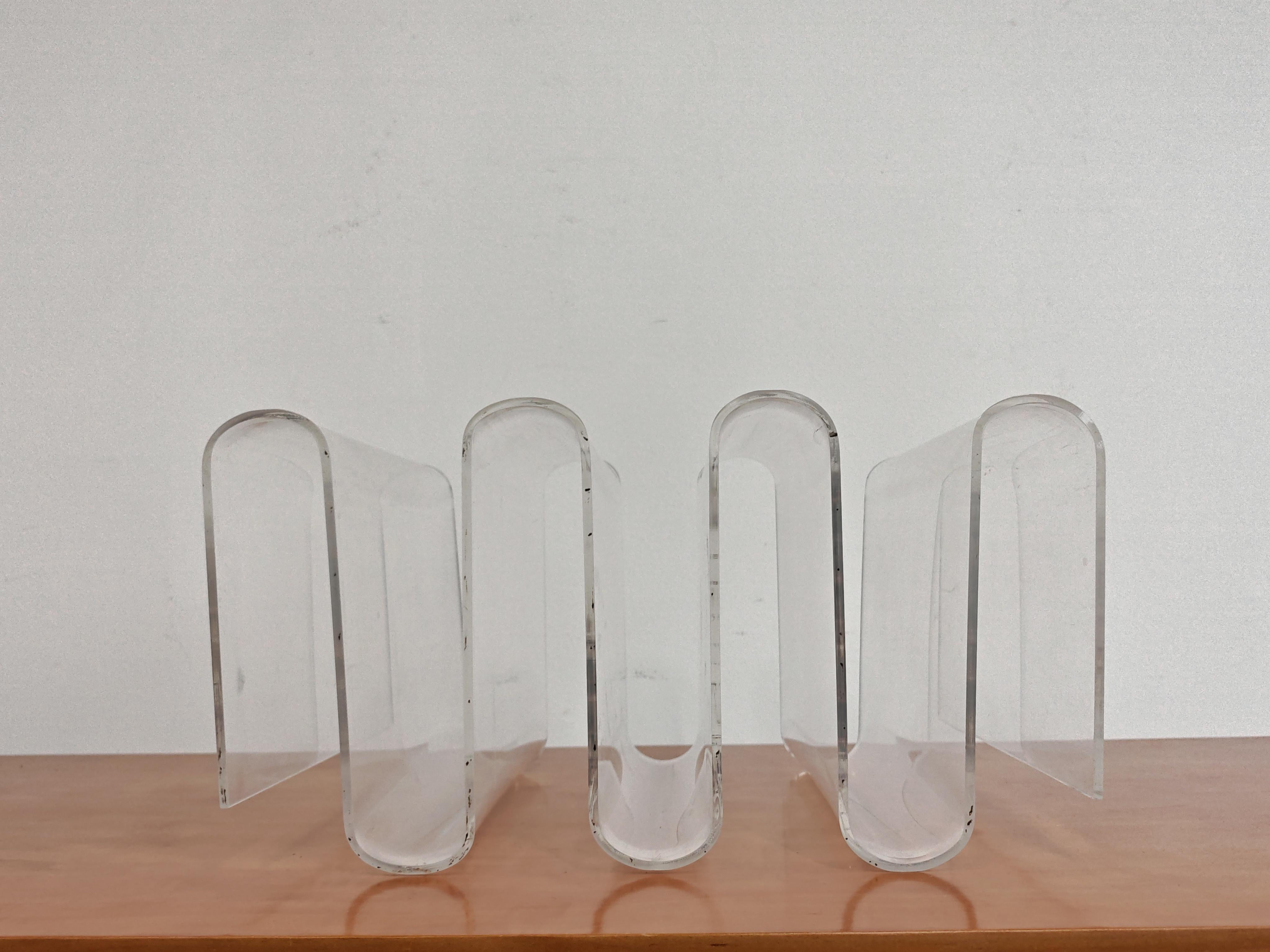 Porte-revues sculptural en plexi, Italie, années 1970 en vente 5