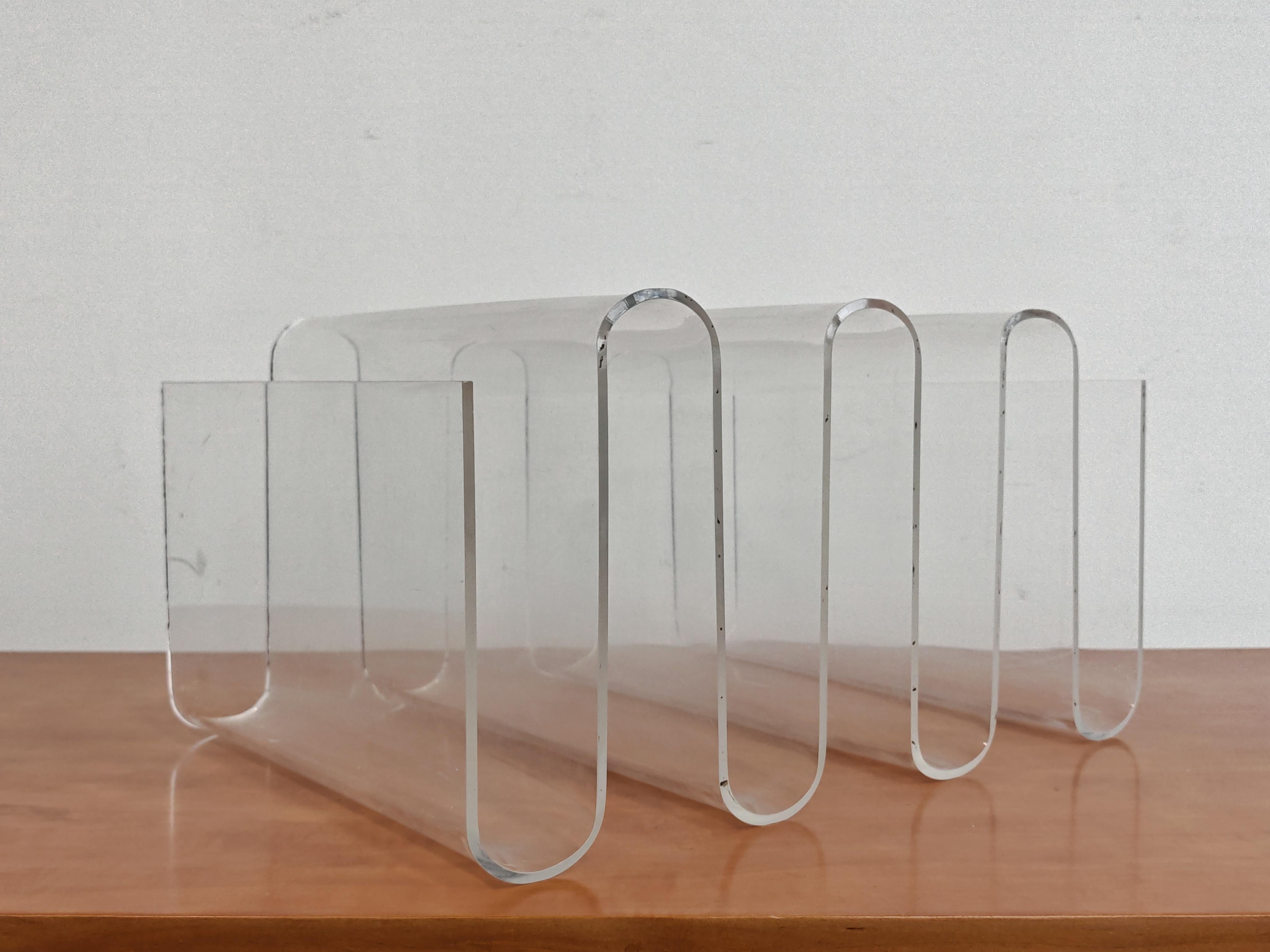 Ère spatiale Porte-revues sculptural en plexi, Italie, années 1970 en vente