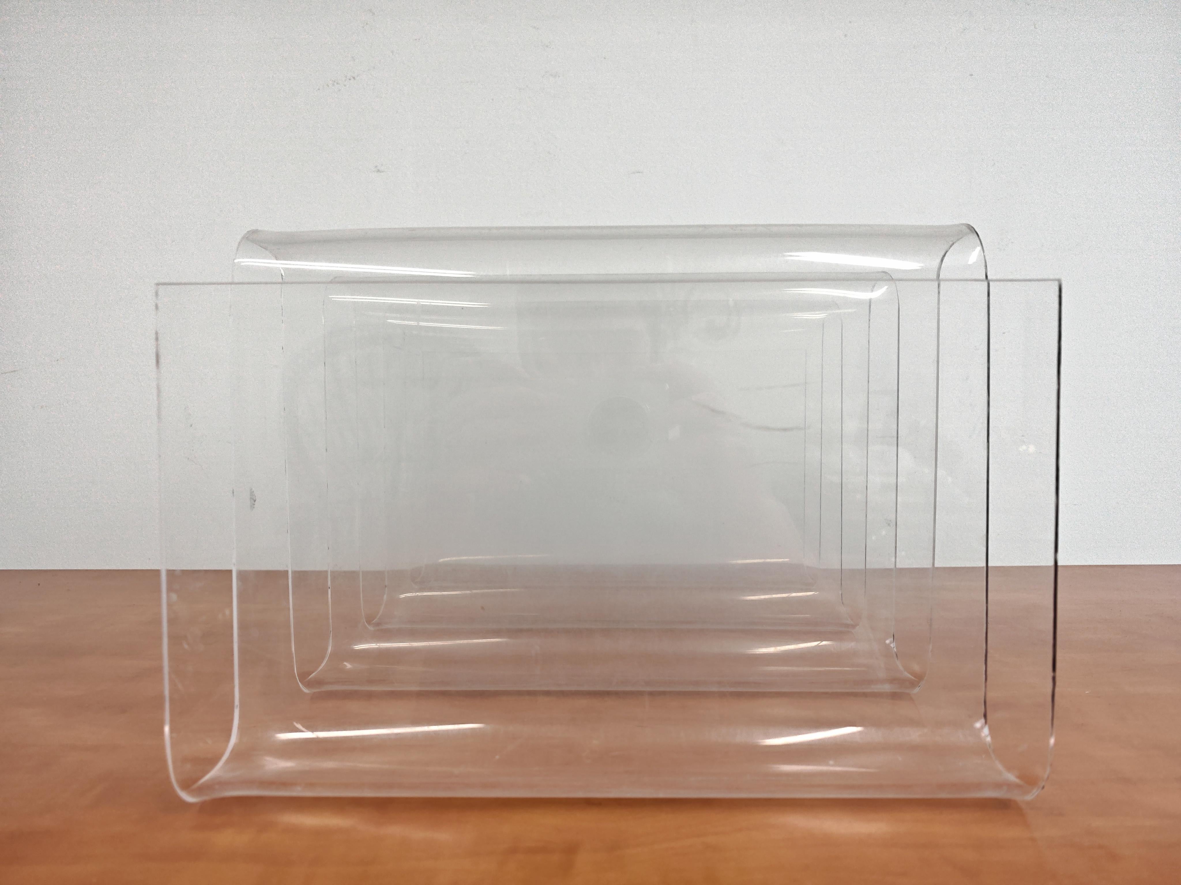 italien Porte-revues sculptural en plexi, Italie, années 1970 en vente