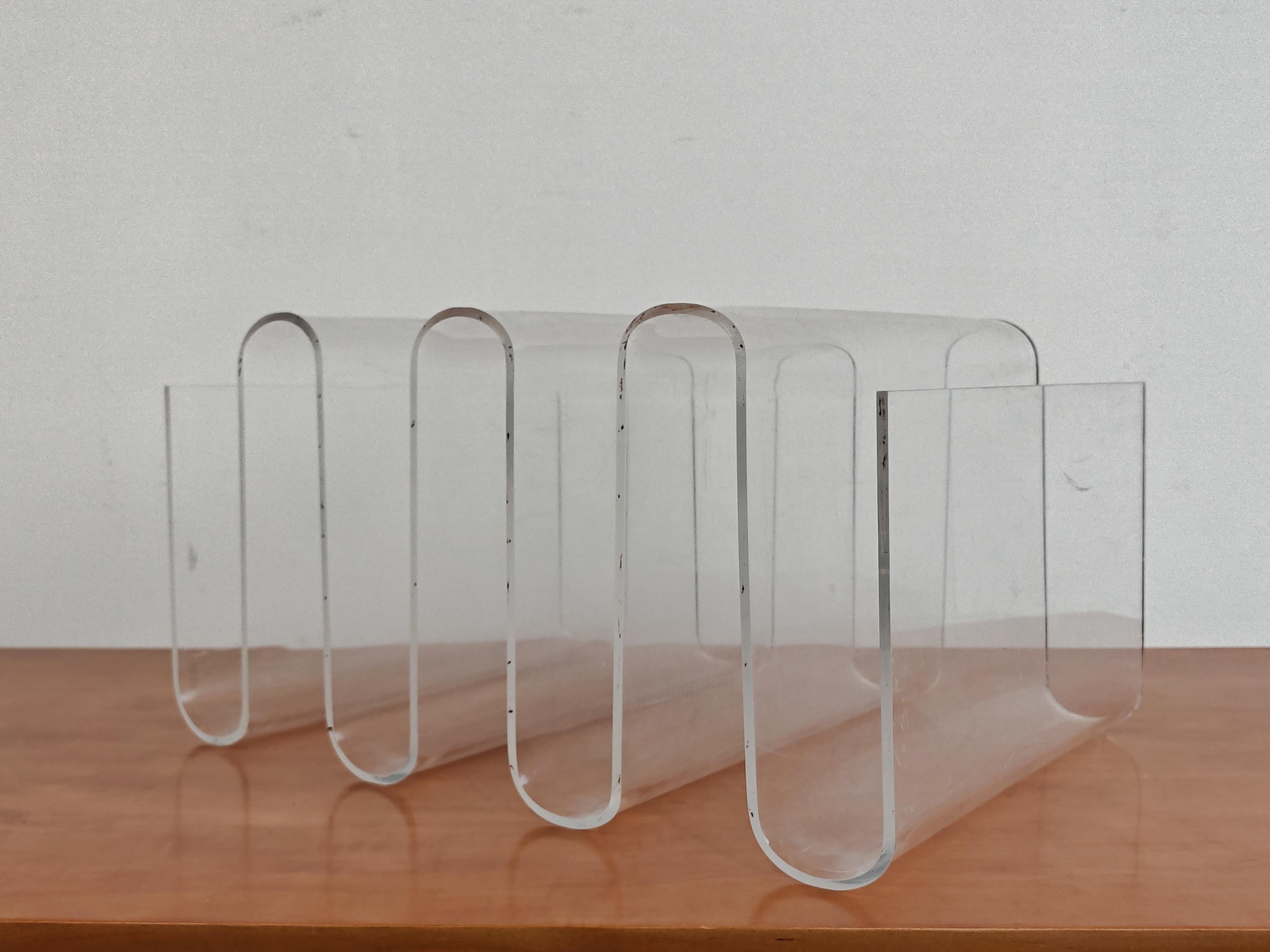 Plexiglas Porte-revues sculptural en plexi, Italie, années 1970 en vente