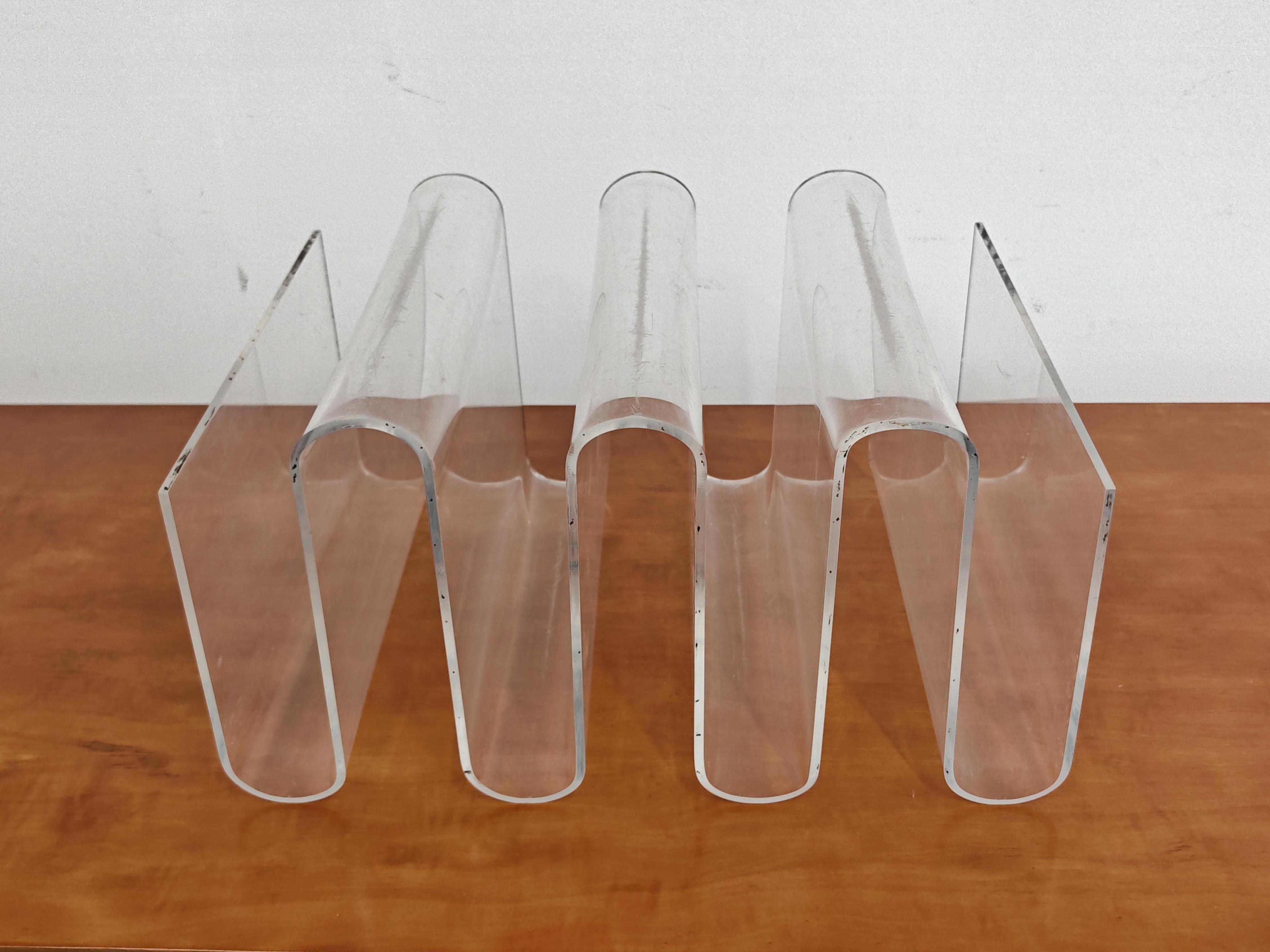 Porte-revues sculptural en plexi, Italie, années 1970 en vente 1