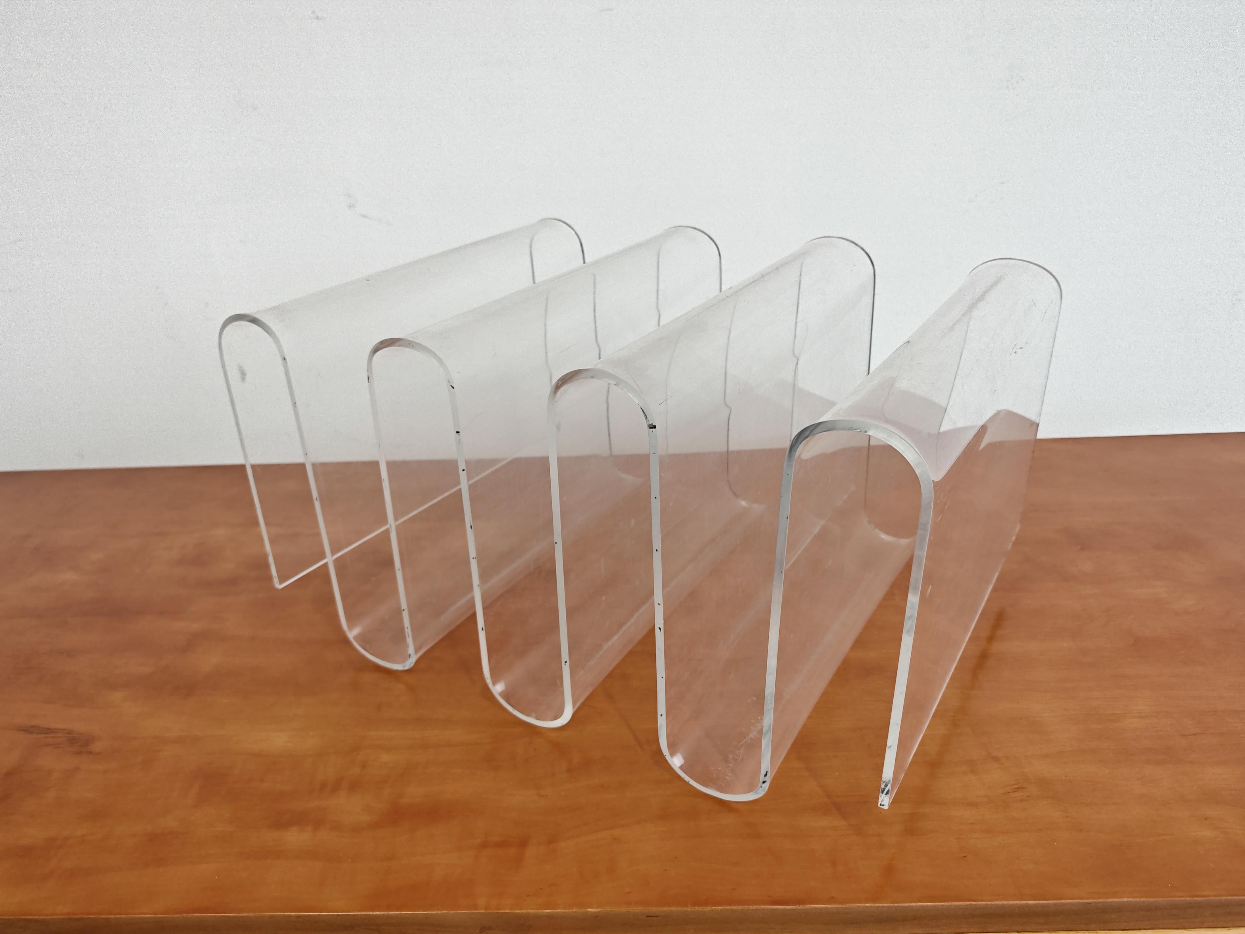 Porte-revues sculptural en plexi, Italie, années 1970 en vente 2