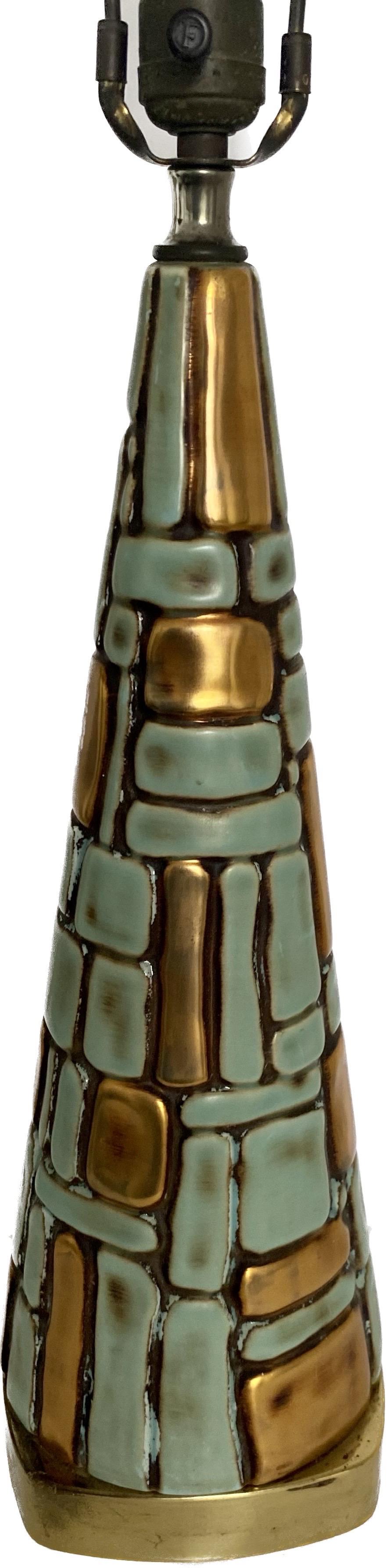 Laiton Lampe de bureau sculpturale mi-siècle moderne en mosaïque turquoise et or  en vente