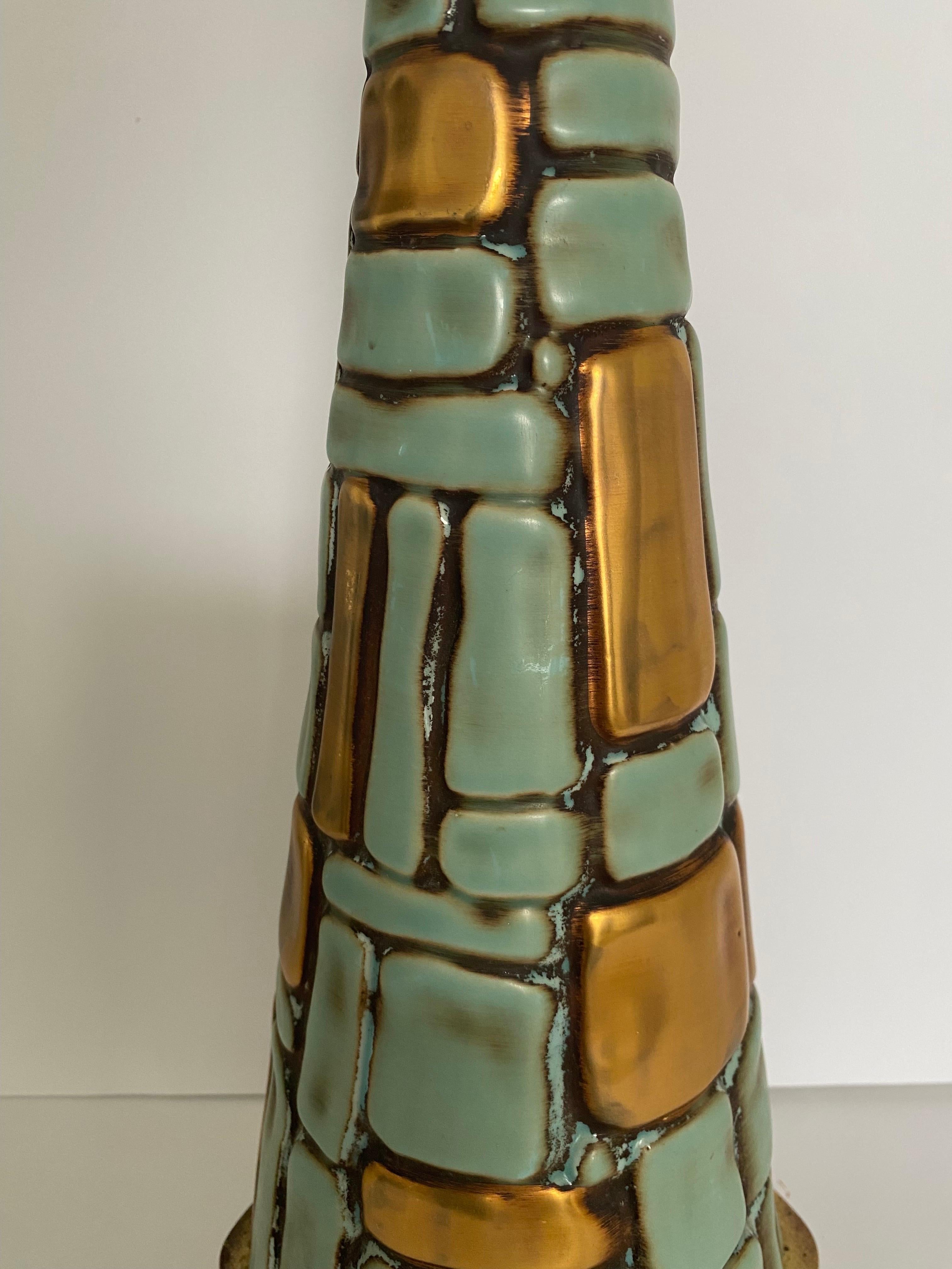 Lampe de bureau sculpturale mi-siècle moderne en mosaïque turquoise et or  en vente 1