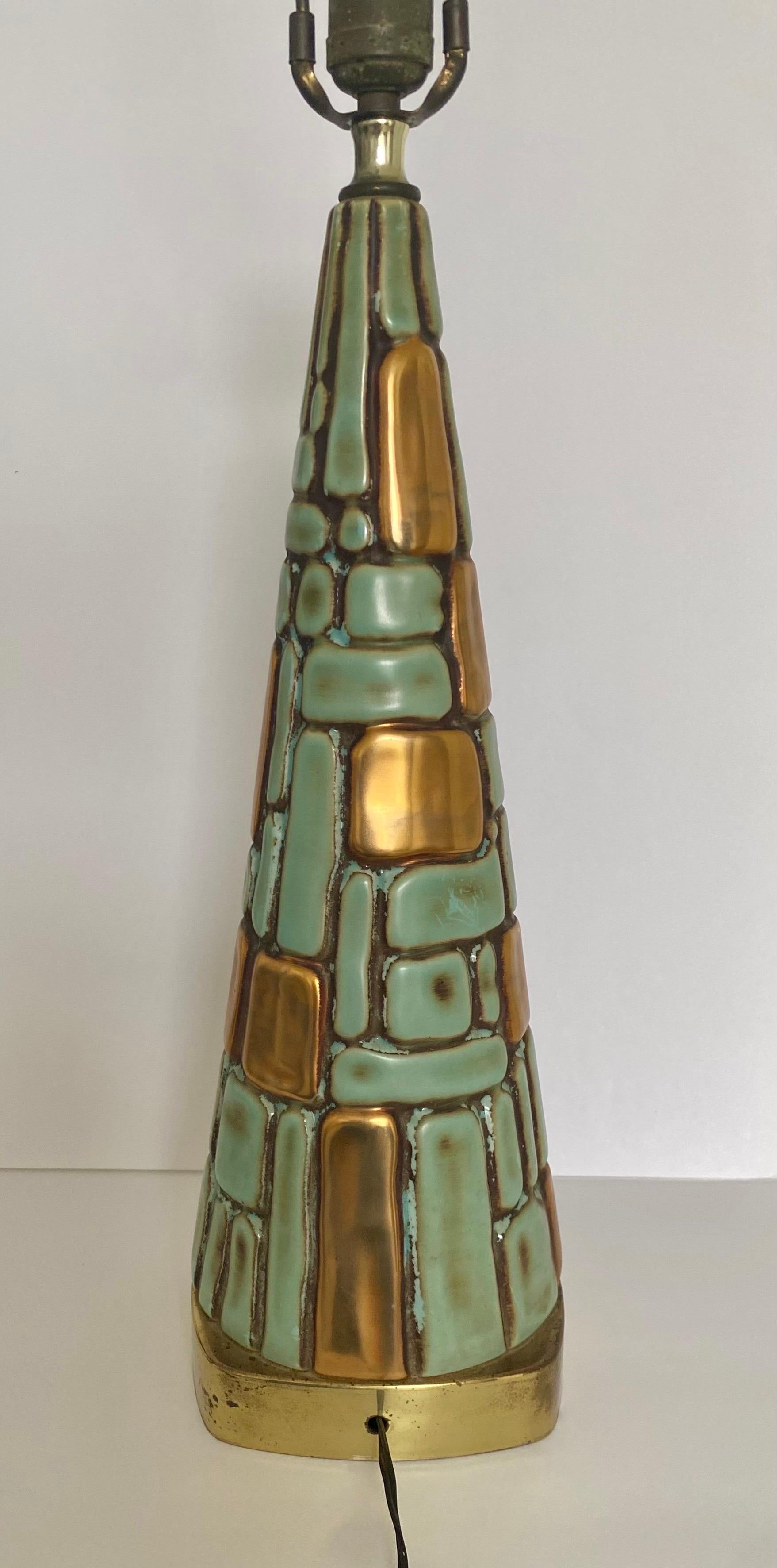 Lampe de bureau sculpturale mi-siècle moderne en mosaïque turquoise et or  en vente 2