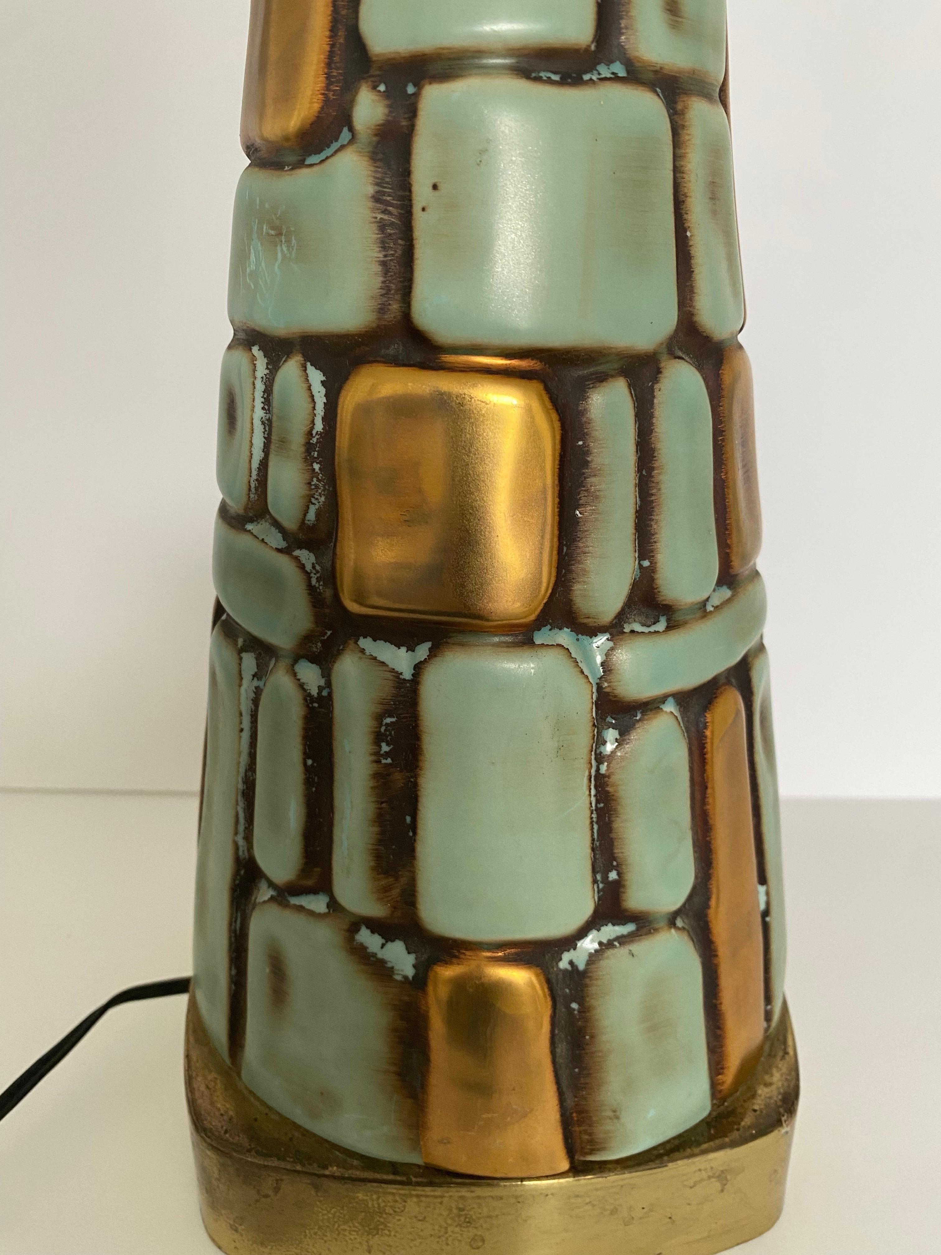 Lampe de bureau sculpturale mi-siècle moderne en mosaïque turquoise et or  en vente 3