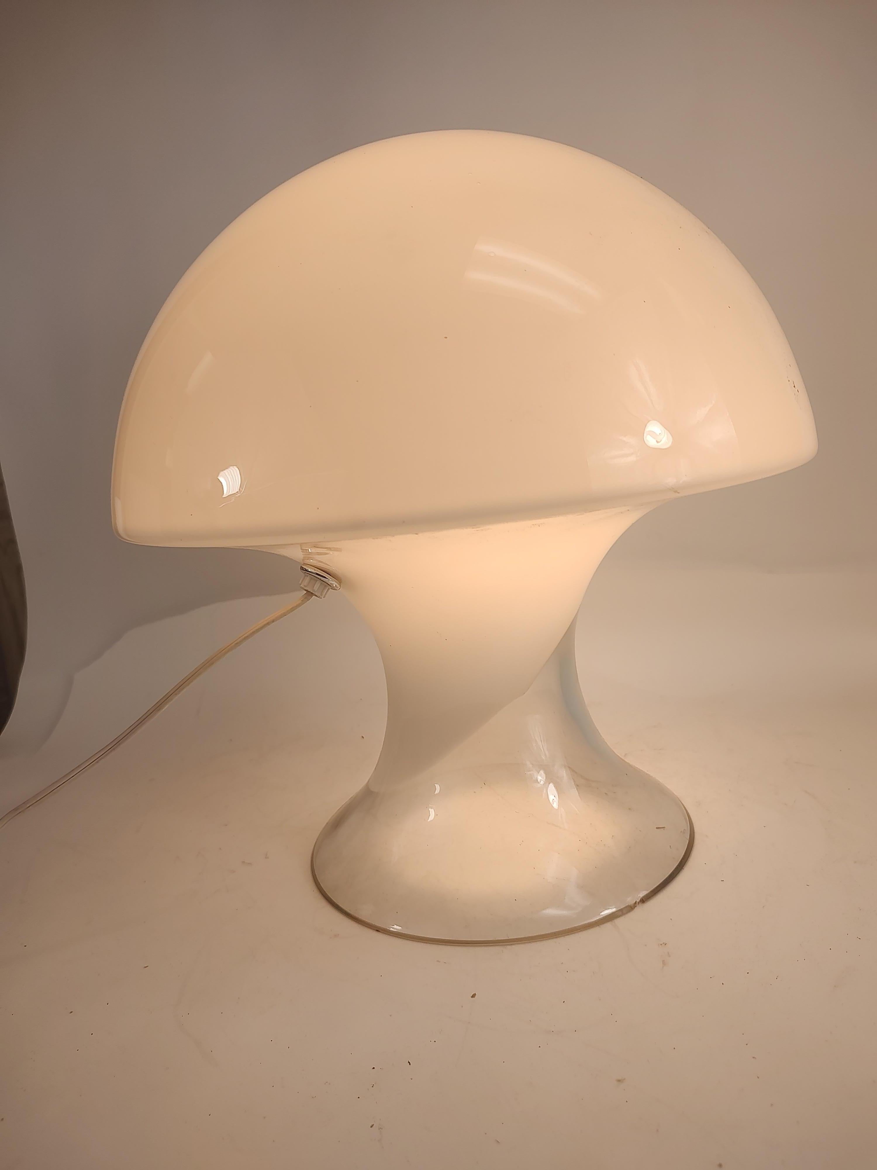 Moderne skulpturale Pilz-Tischlampe aus der Mitte des Jahrhunderts, klares bis weißes Milchglas, 1975 im Zustand „Gut“ im Angebot in Port Jervis, NY