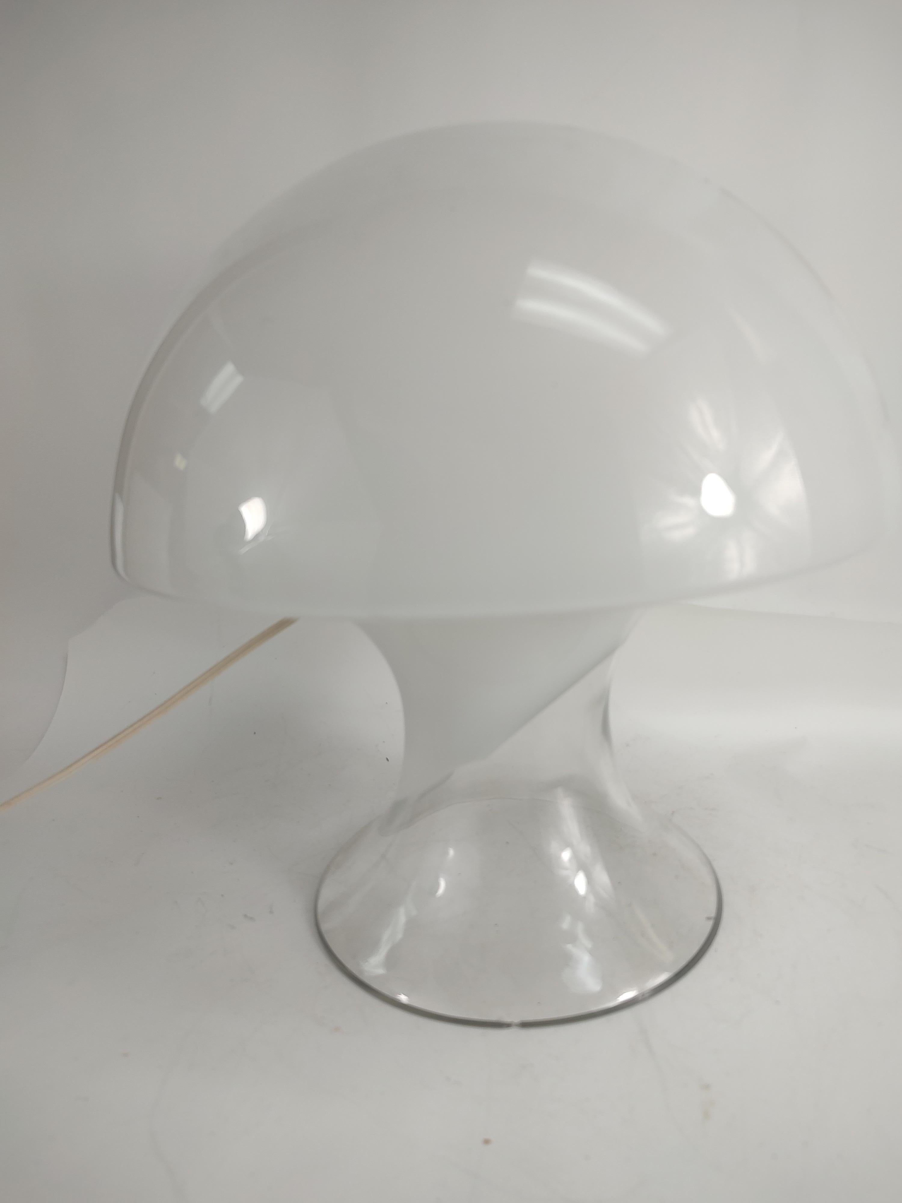 Lampe de table sculpturale moderne mi-siècle en forme de champignon en verre dépoli blanc transparent 1975 en vente 2