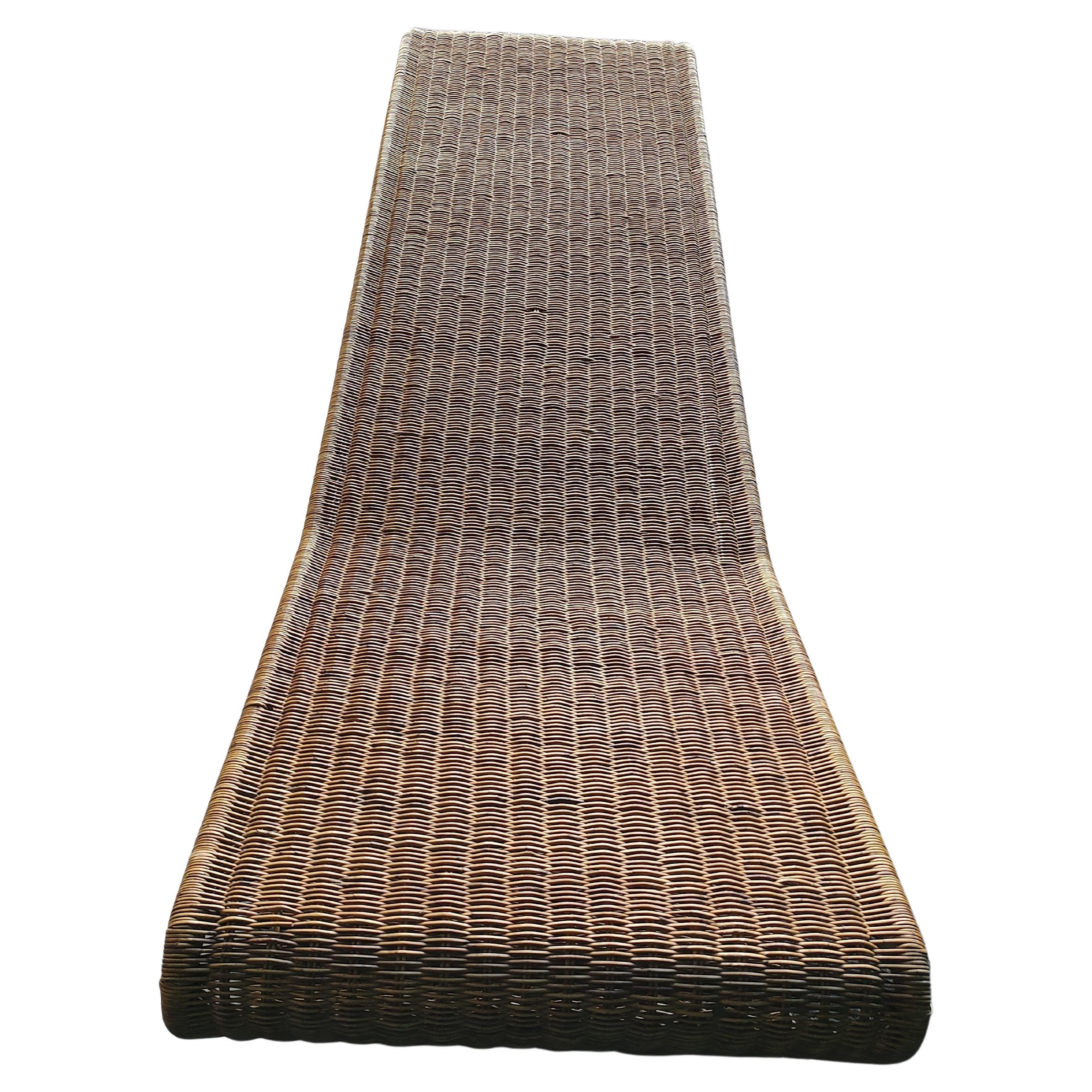Fatto a mano Chaise Lounge scultorea in vimini naturale della metà del secolo scorso di Tito Agnoli C1970 in vendita