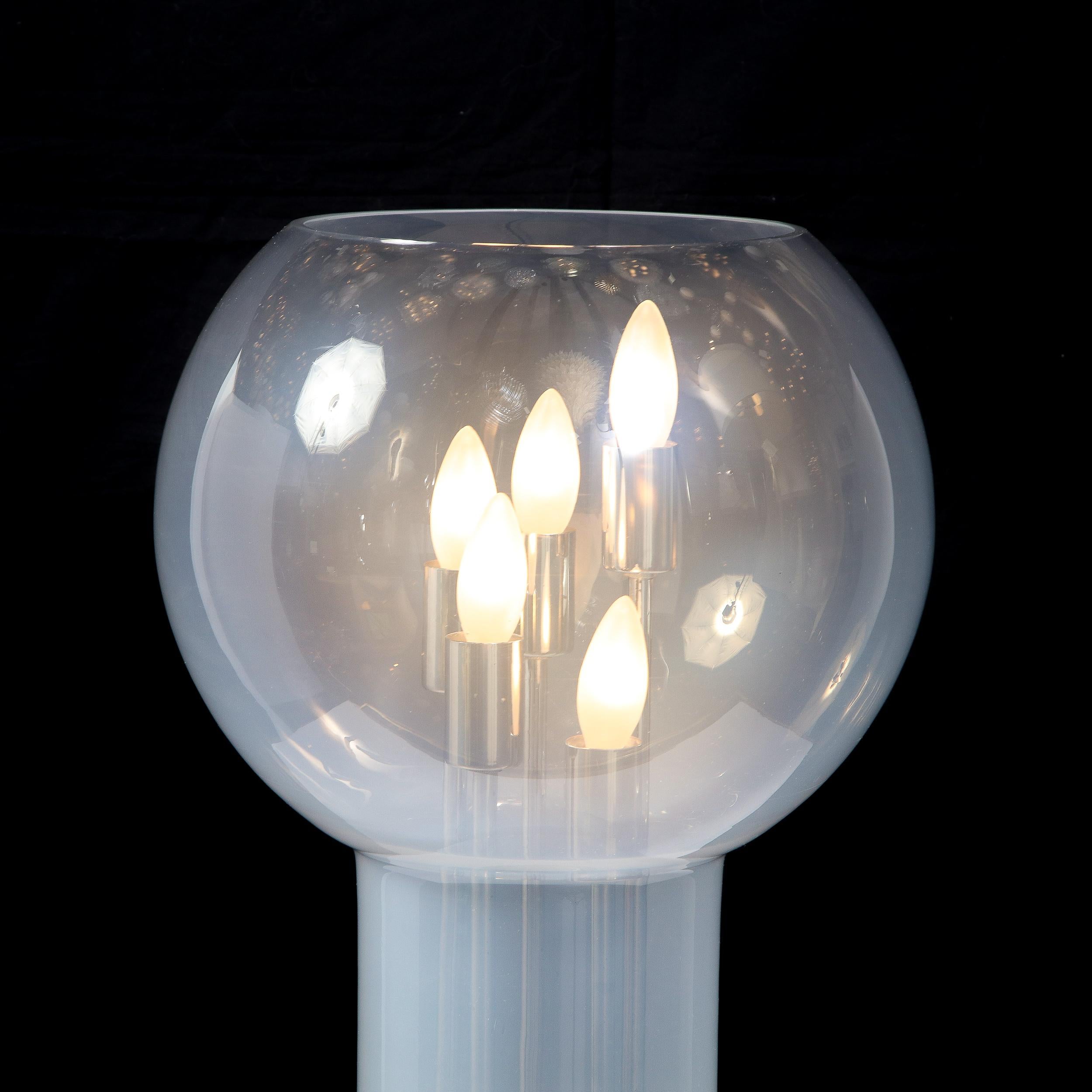 Lampe de bureau sculpturale en verre opalescent, moderne du milieu du siècle dernier en vente 7